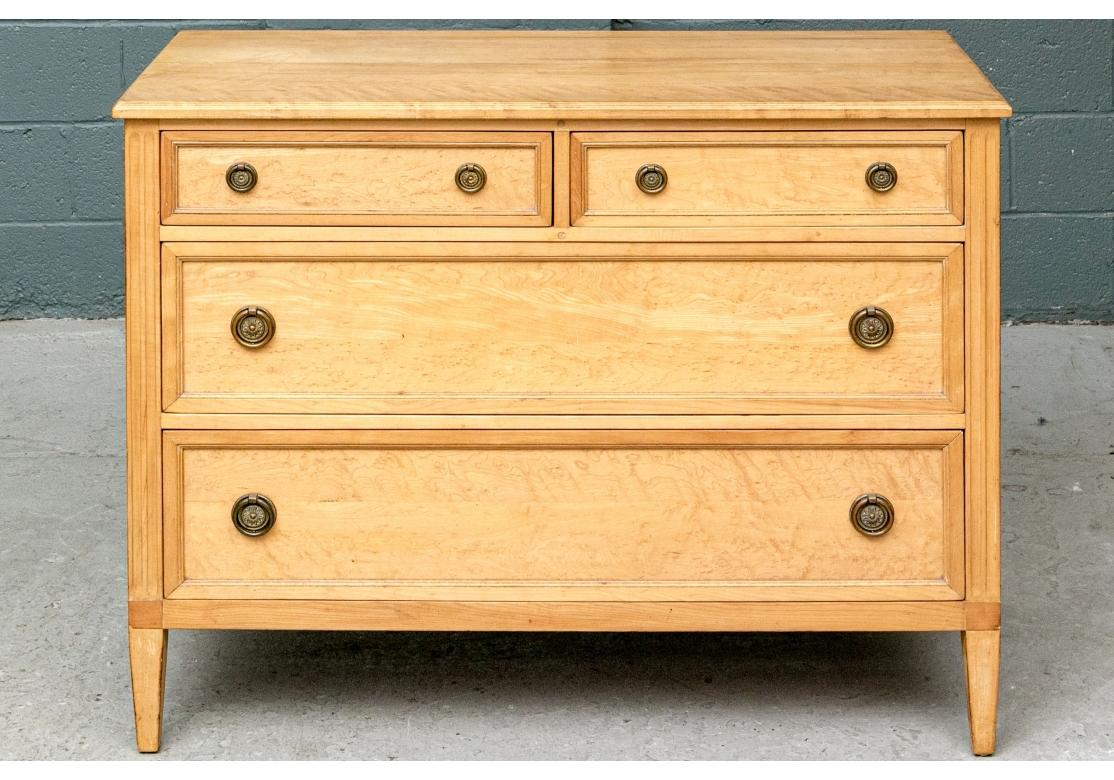 Una cassapanca in stile neoclassico a due ante, molto ben fatta ed elegante, realizzata in una morbida e naturale betulla. I cassetti con pannelli decorativi incassati sono dotati di ghiere in ottone patinato con motivo floreale. Il corpo della