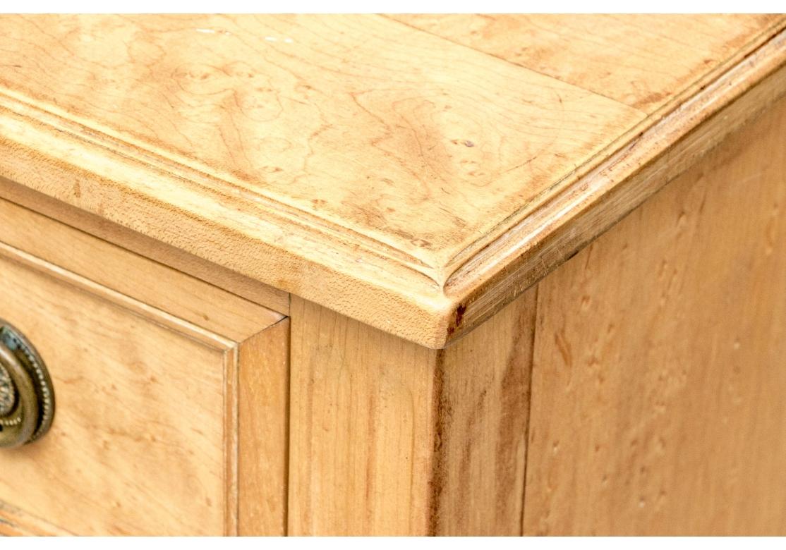 Fine cassapanca in stile neoclassico in betulla In condizioni discrete in vendita a Bridgeport, CT