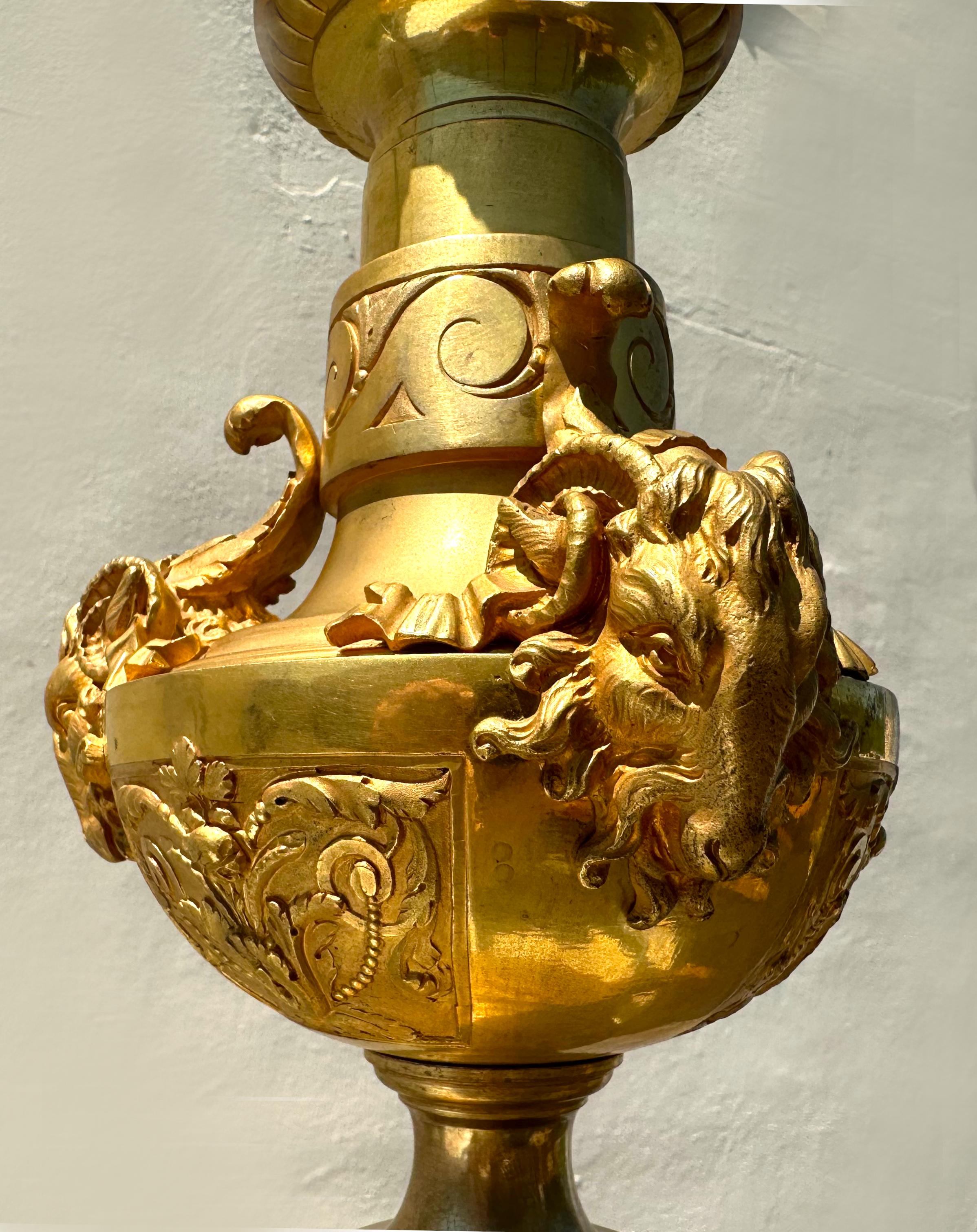 Fina Antorcha de Bronce Dorado de Estilo Neoclásico siglo XX en venta