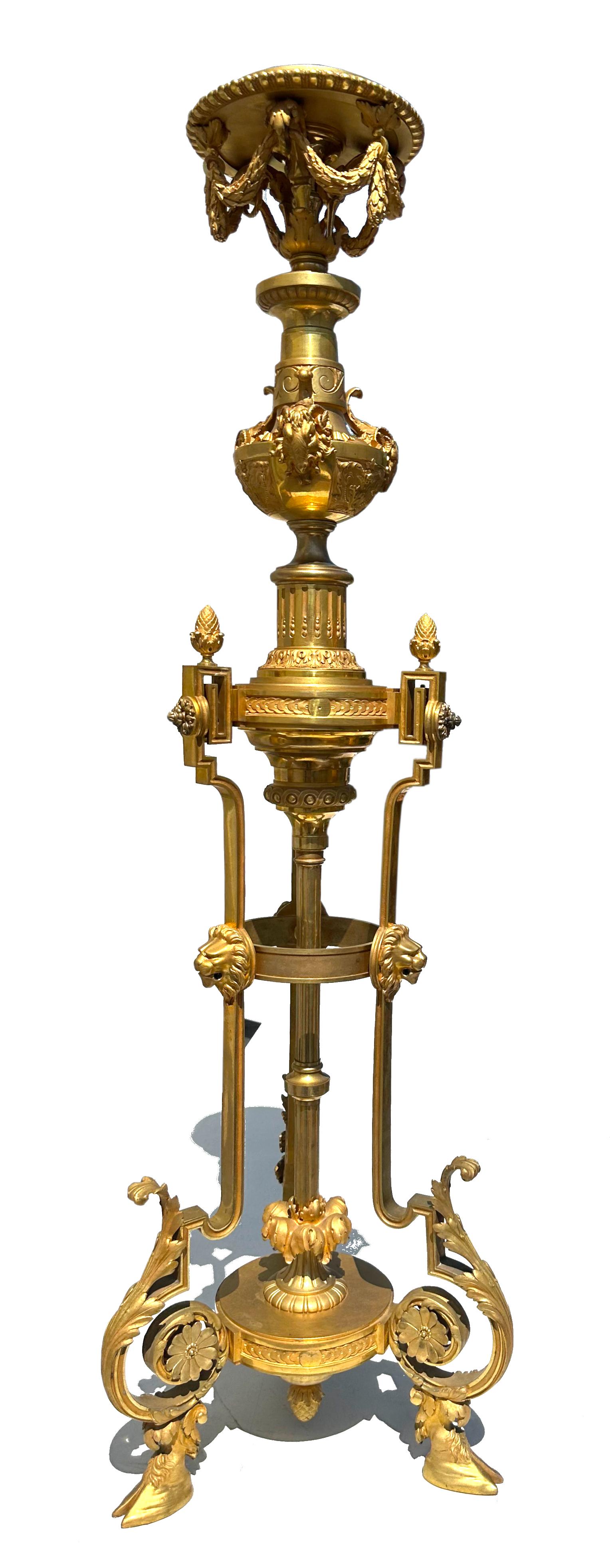 Fina Antorcha de Bronce Dorado de Estilo Neoclásico en venta 2