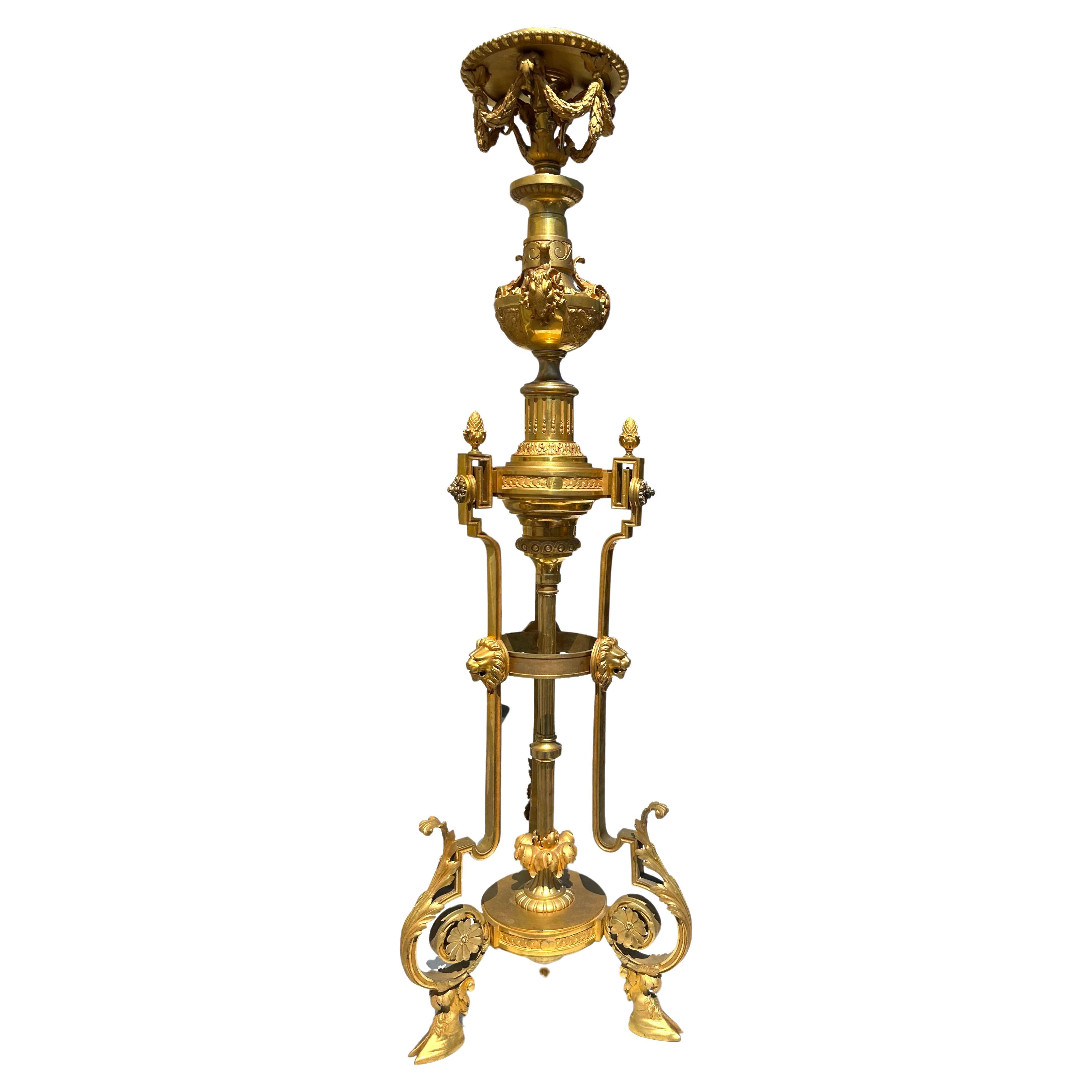 Fina Antorcha de Bronce Dorado de Estilo Neoclásico en venta
