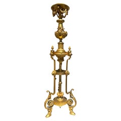Raffinata torcia in bronzo dorato in stile neoclassico