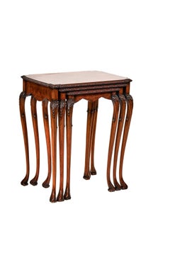Nido raffinato di 3 tavoli in noce e intagliati degli anni '30 circa
