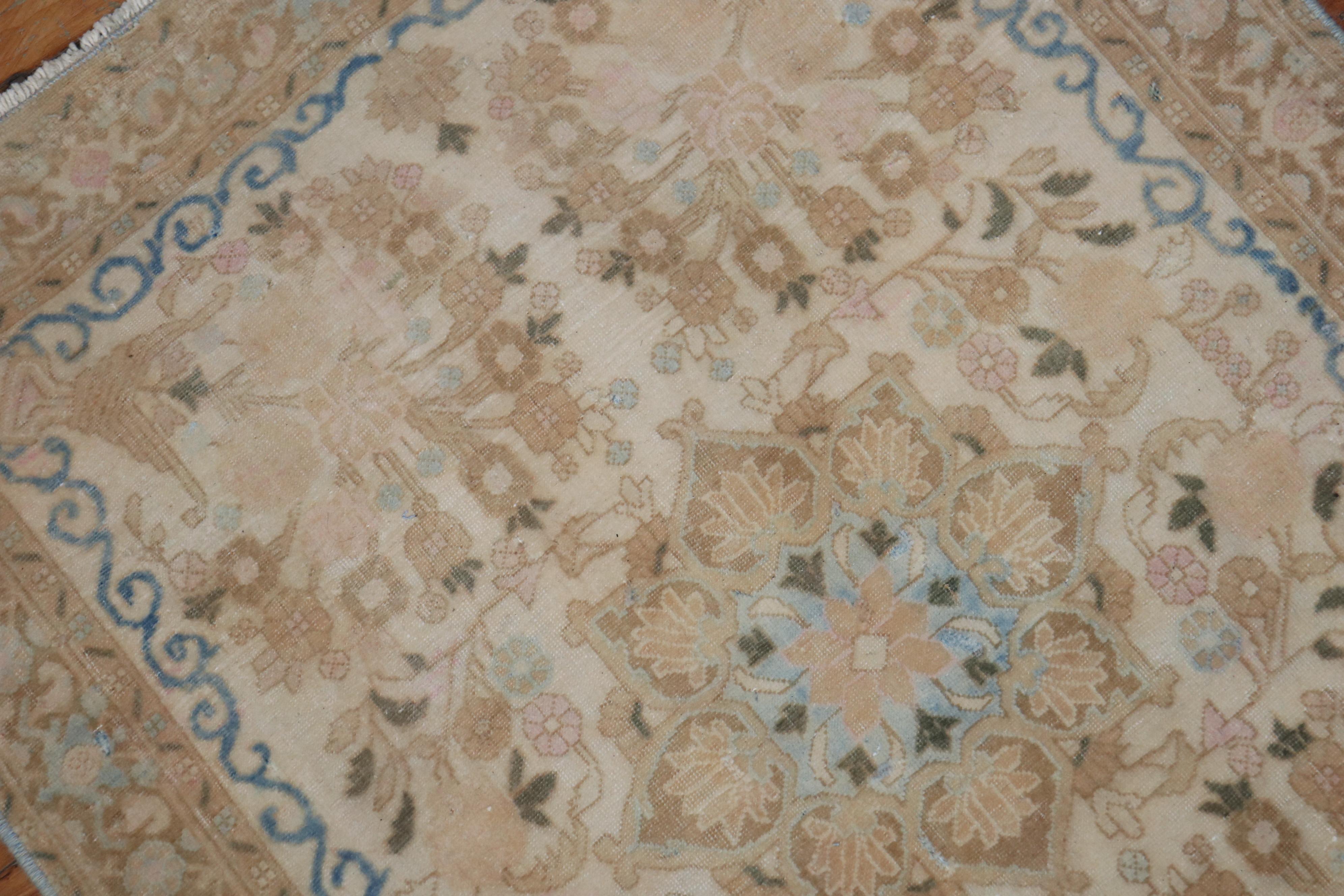 Tappeto persiano Kashan di ottima qualità con motivi formali in avorio, beige, marrone e blu, circa 1950.

Misure: 2'2