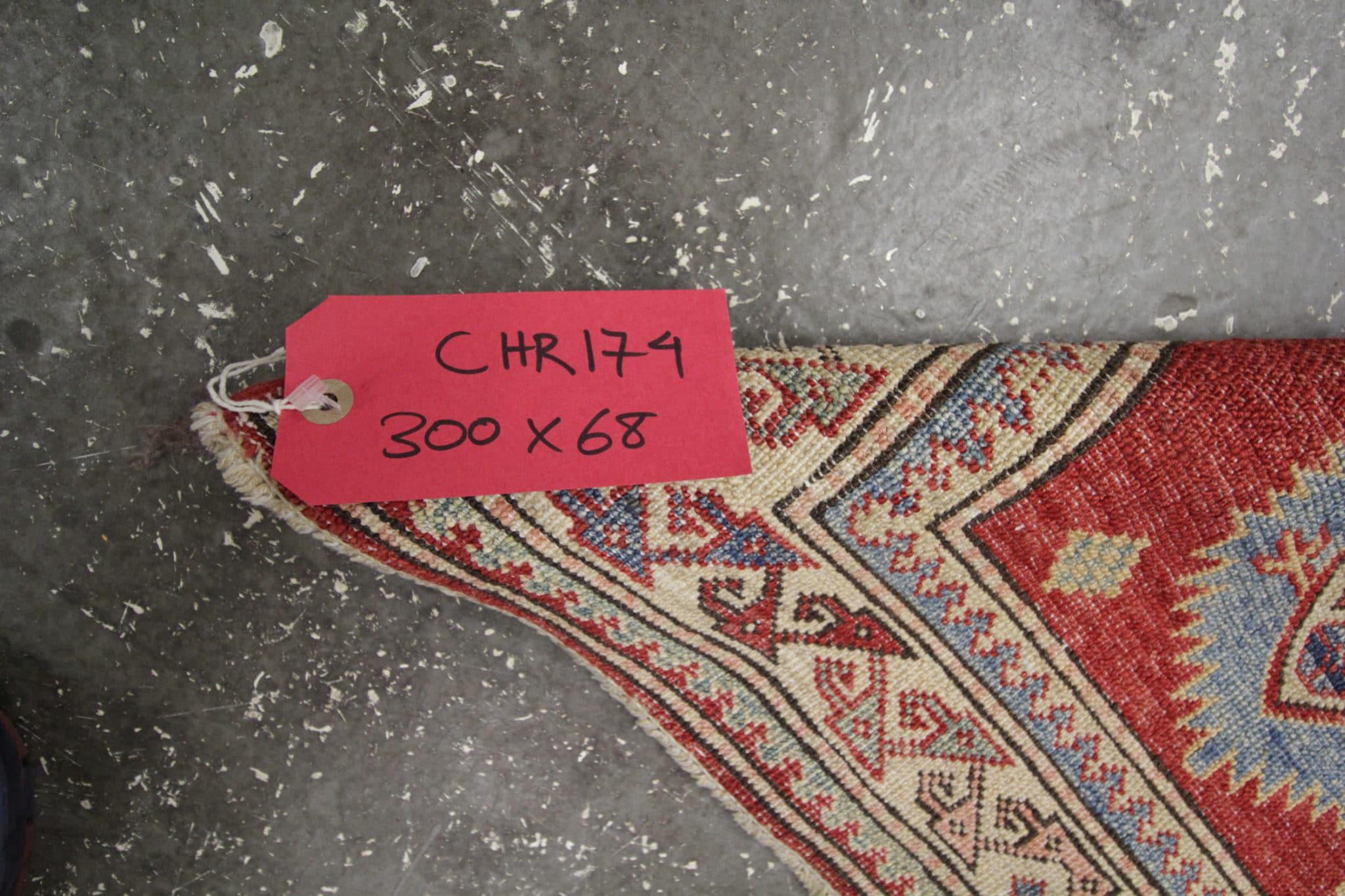 Erleben Sie den zeitgenössischen Charme unseres neuen traditionellen Teppichs, der in Afghanistan in sorgfältiger Handarbeit hergestellt wird. Dieses atemberaubende Stück mit den Maßen 300 x 68 cm (9,8 x 2,2 Fuß) ist ideal, um Ihrem Treppenhaus oder