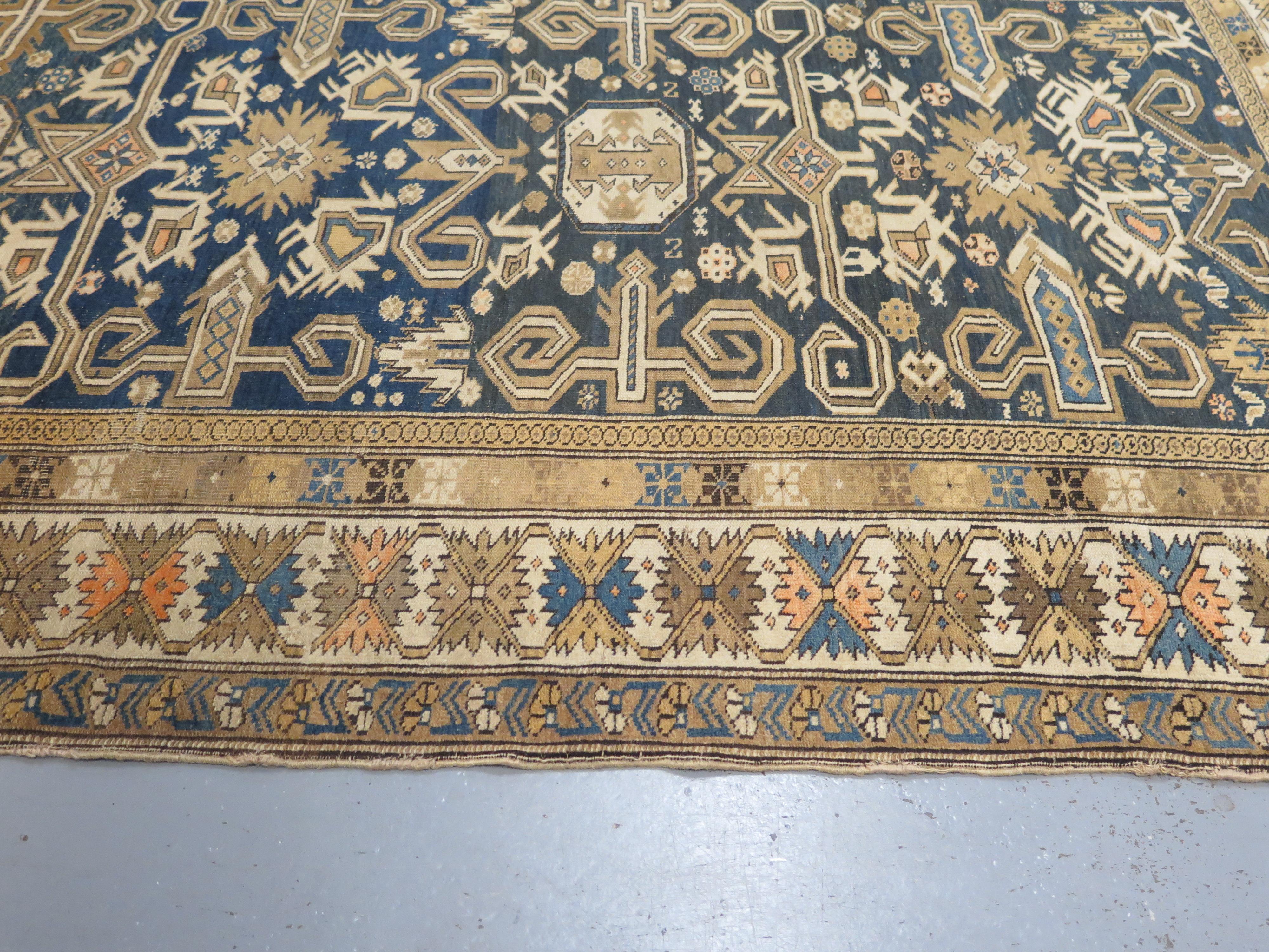 Les tapis anciens de Kouba-Shirvan comptent parmi les tissages caucasiens les plus recherchés. Ils sont réputés pour leur style nuancé et complexe qui les distingue des autres tapis de la région. Ces pièces sont extraordinairement finement tissées