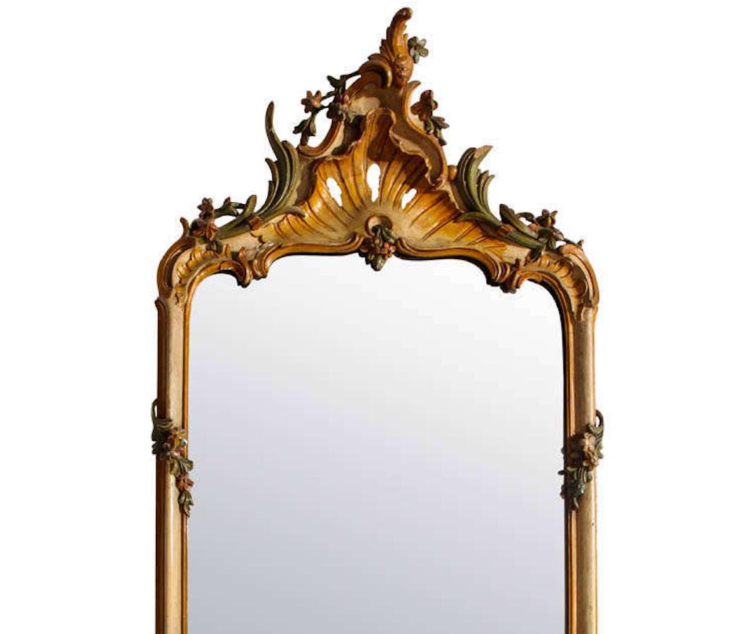 Fein geschnitzter, bemalter norditalienischer Spiegel aus dem 18.
Maße: cm 200 x 80.