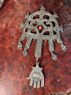 Pregevole ornamento protettivo Hamsa doppio in argento antico con perla di corniola rossa