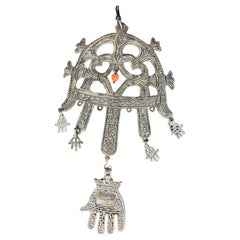 Pregevole ornamento protettivo Hamsa doppio in argento antico con perla di corniola rossa