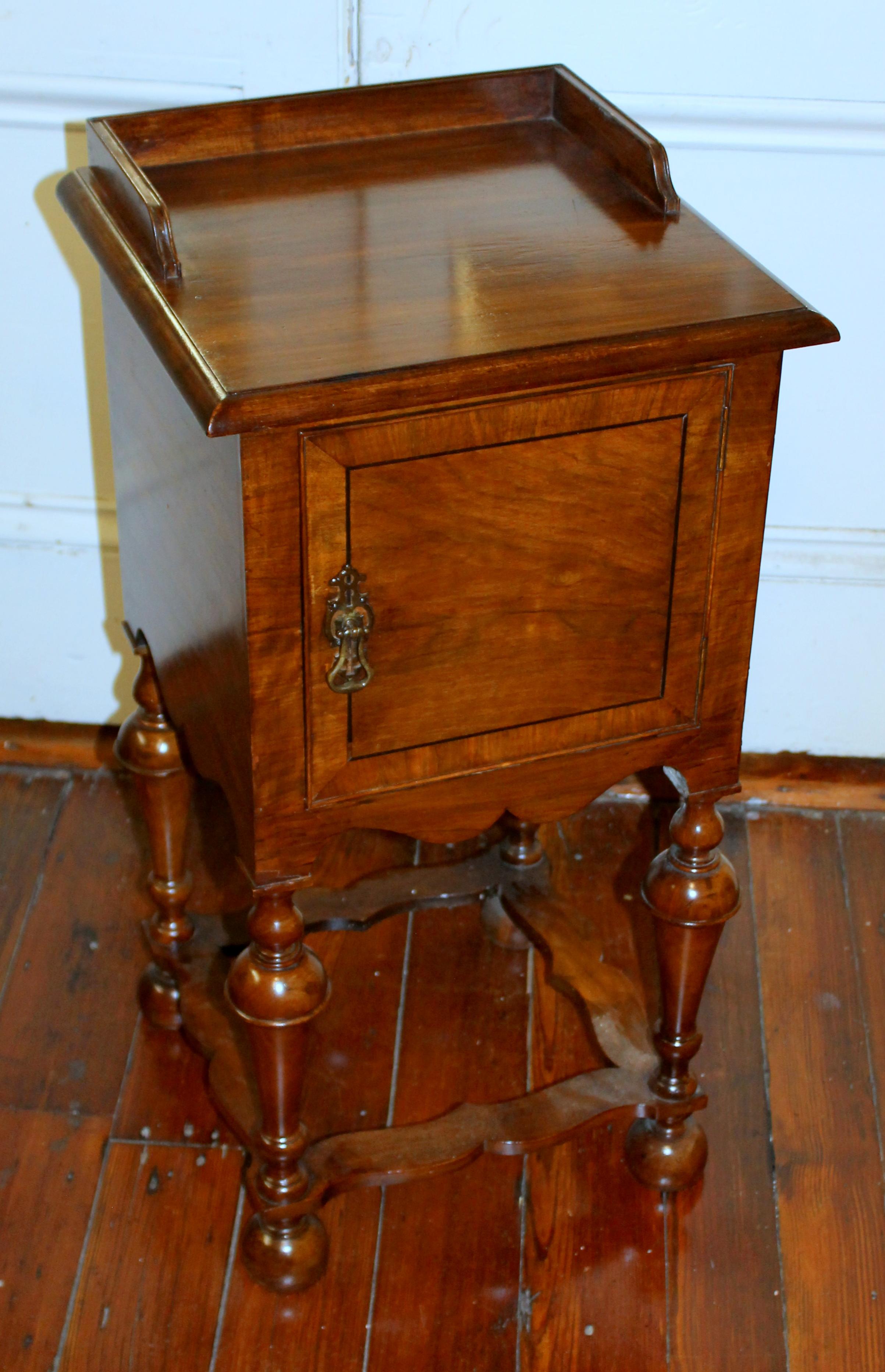 Fine Old English Burr Walnut Wm. & Mary Style Bed/Chair Side Table, Heal and Son In Good Condition In Charleston, SC