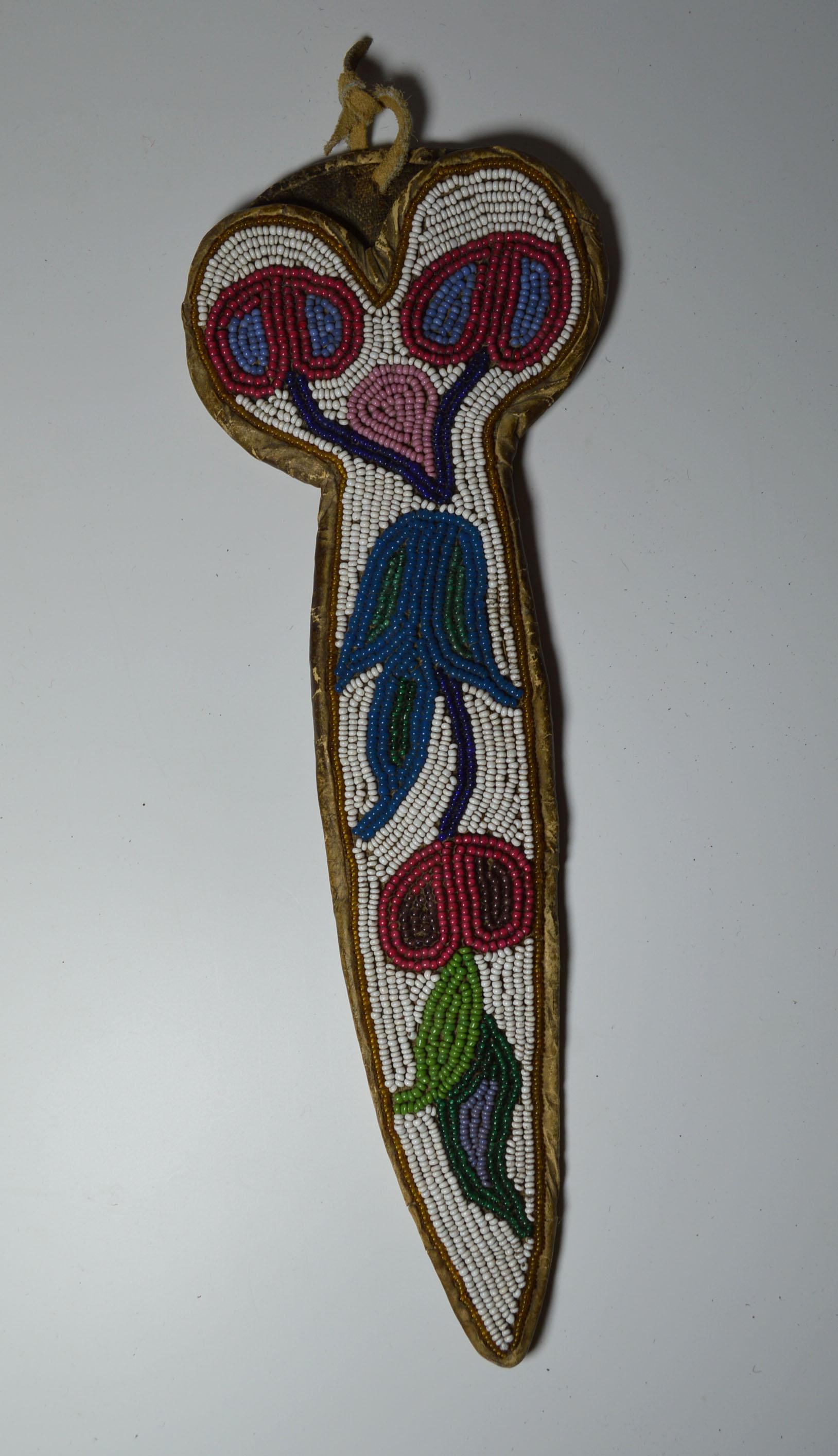 Fine Old Native American Indian Chippewa beaded scissors case with knife sheath
Finely beaded on buckskin with floral designs, 
Early 20th century
Condition fine good
Measures: Length 23 cm.
 
  