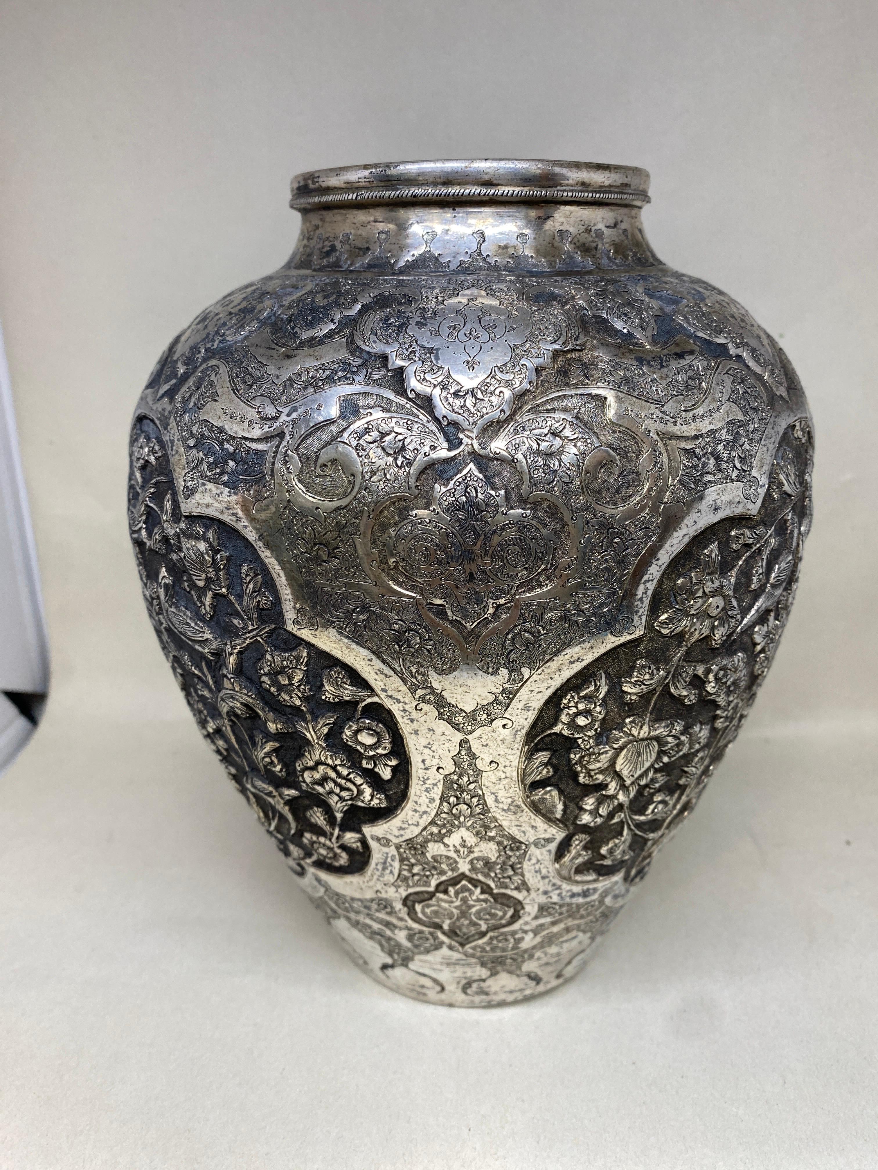 Feine alte persische islamische Qhalamzani-Repousse-Silbervase im Zustand „Gut“ in Bernardsville, NJ