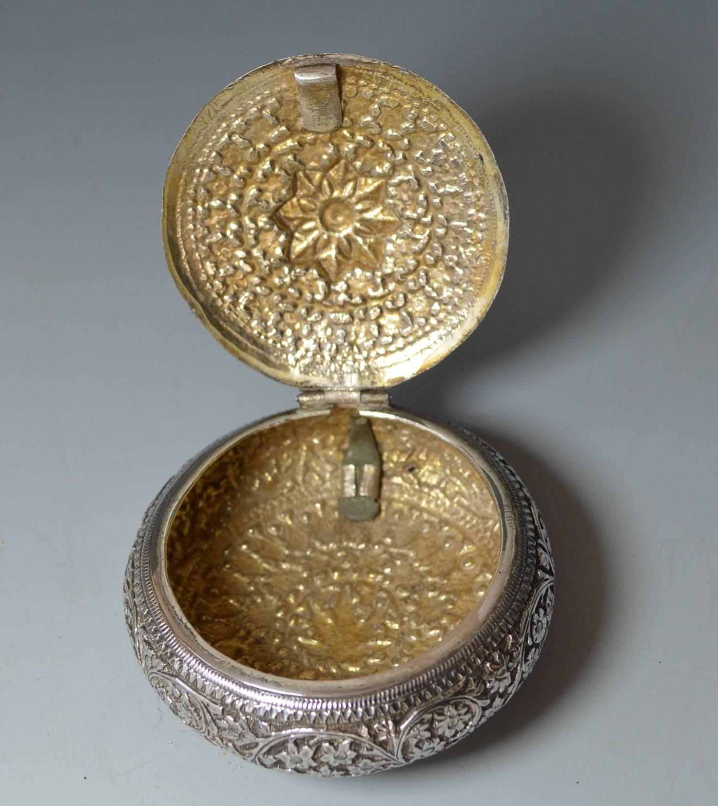 Fine old vintage Indian Kutch silver snuff box
Kutch, Gujarat, India
Very fine scroll work with gilt interior
High grade silver.
Early 20th century.
Squeeze to open
Condition: Fine.
 




