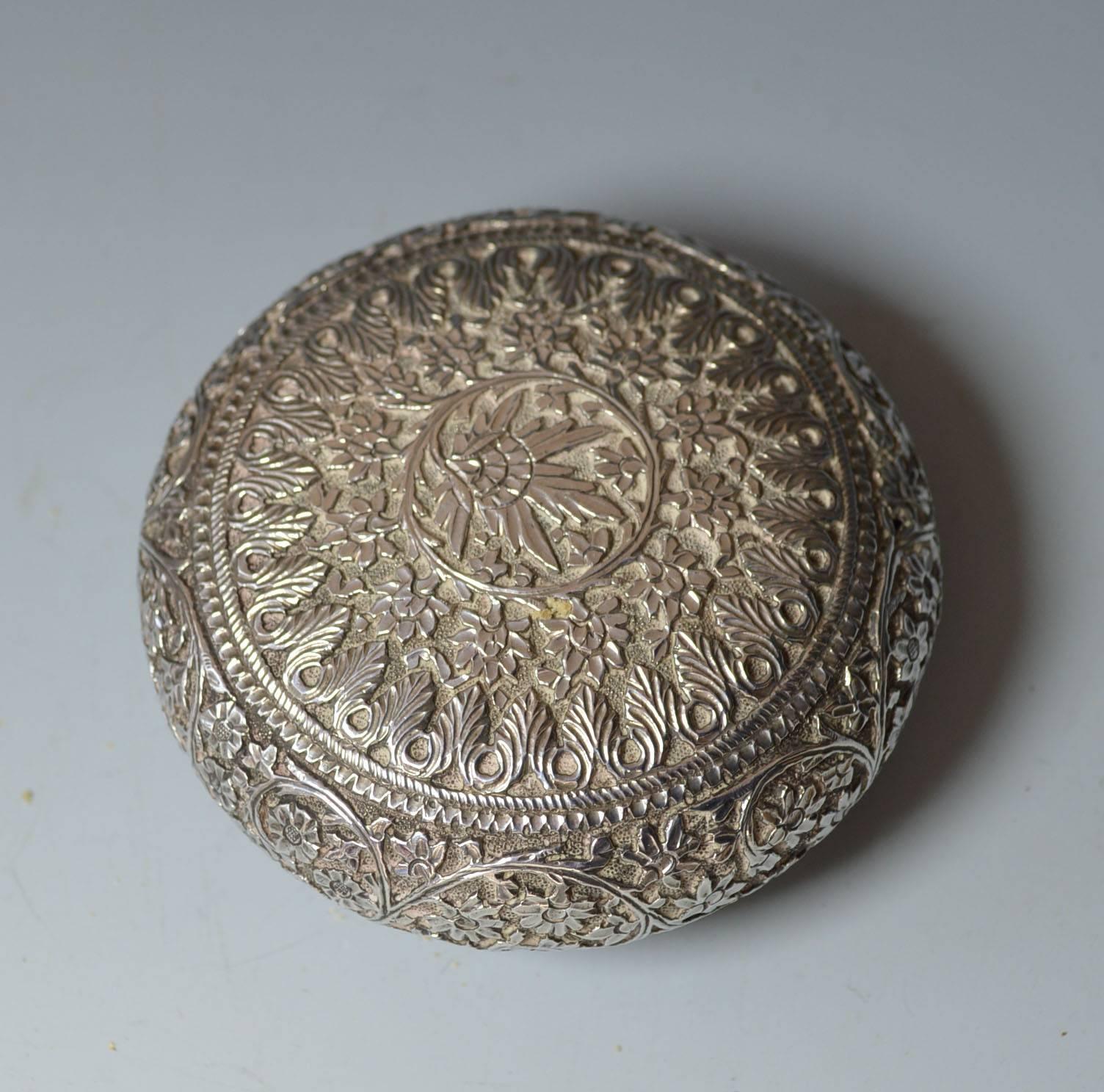 Fine Old Vintage Indian Kutch Silver Snuff Box In Good Condition In London, GB