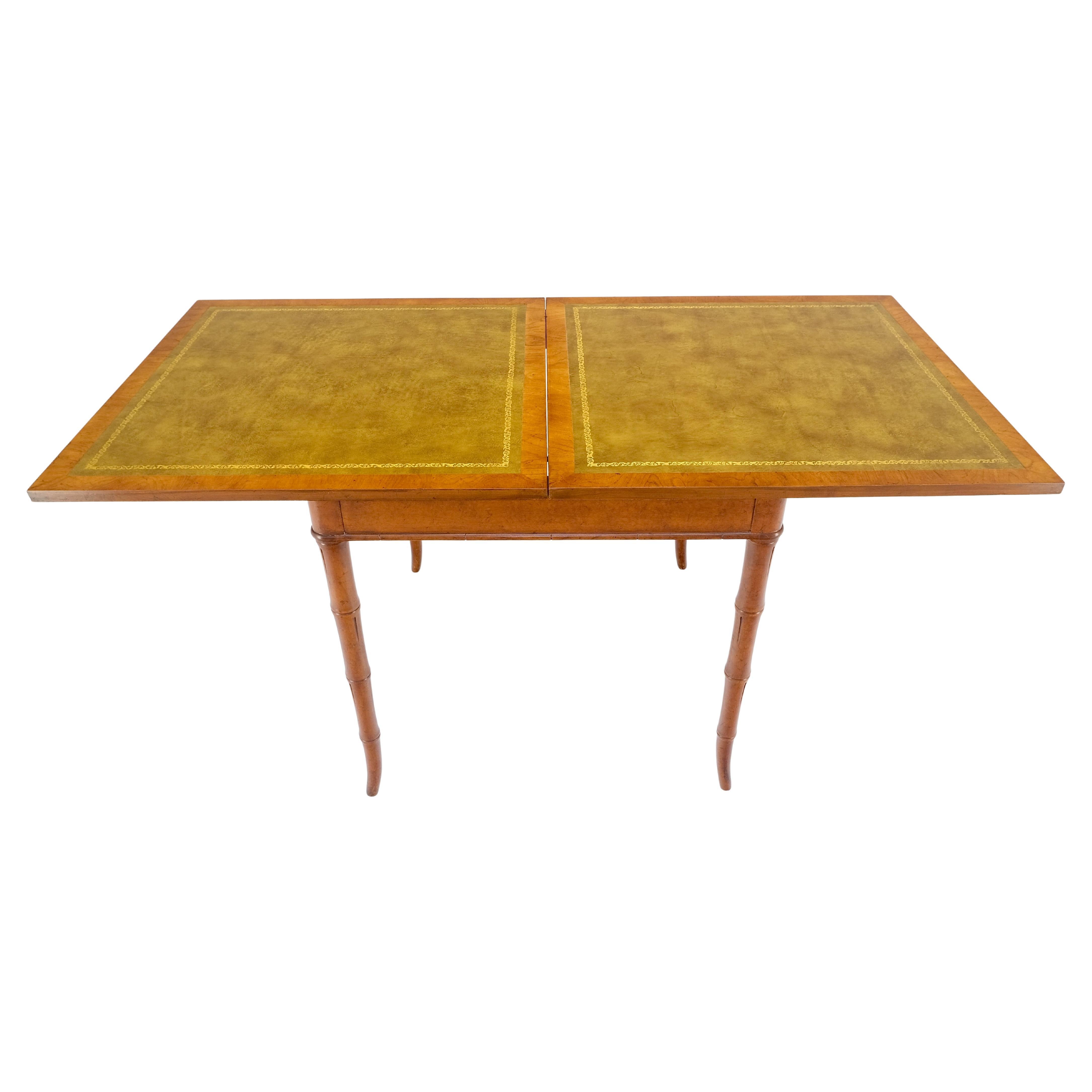 Mesa de comedor con tablero de cuero verde oliva y patas de bambú MINT en venta