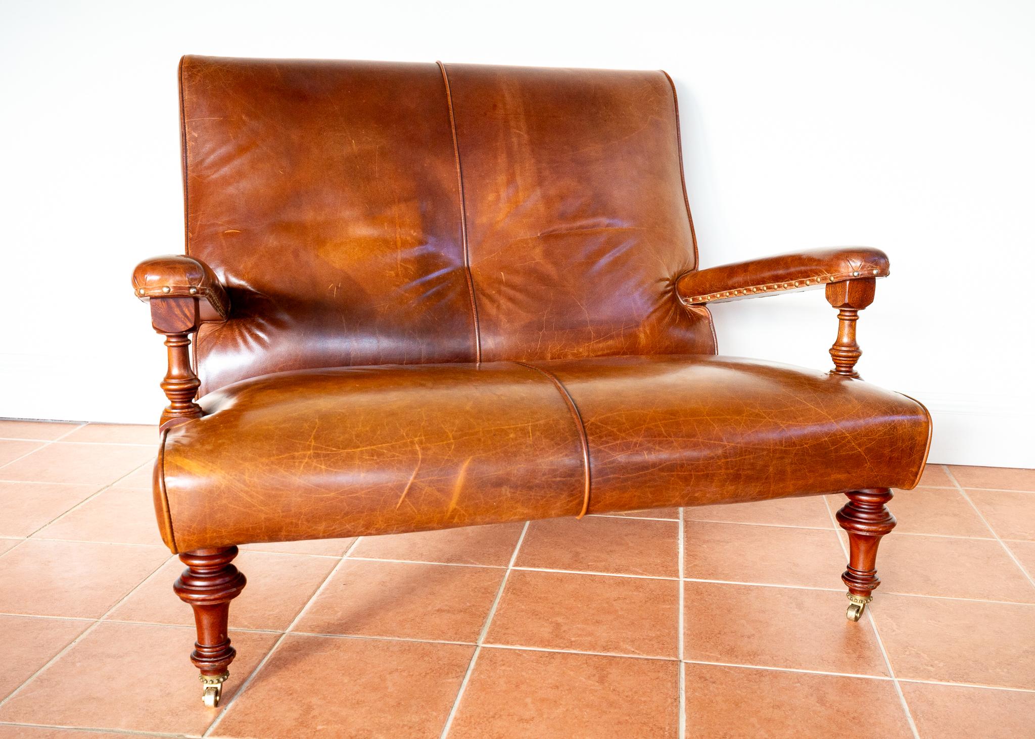 Feines offenes Leder-Bibliotheks-Sofa aus Leder im Stil von Howard Sons, Landhaus im Angebot 5