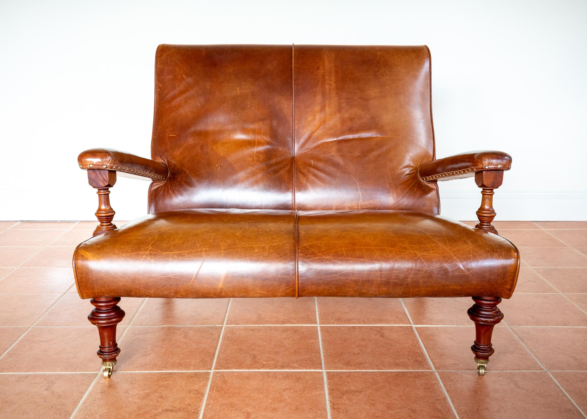 Ein hochwertiges, wunderschönes und äußerst seltenes Zweisitzer-Sofa im Stil von Howard & Sons mit offenem Arm aus Zigarrenleder in schönem Vintage-Zustand. Dieses äußerst bequeme und attraktive, seltene Sofa wurde Ende des 20. Jahrhunderts von der