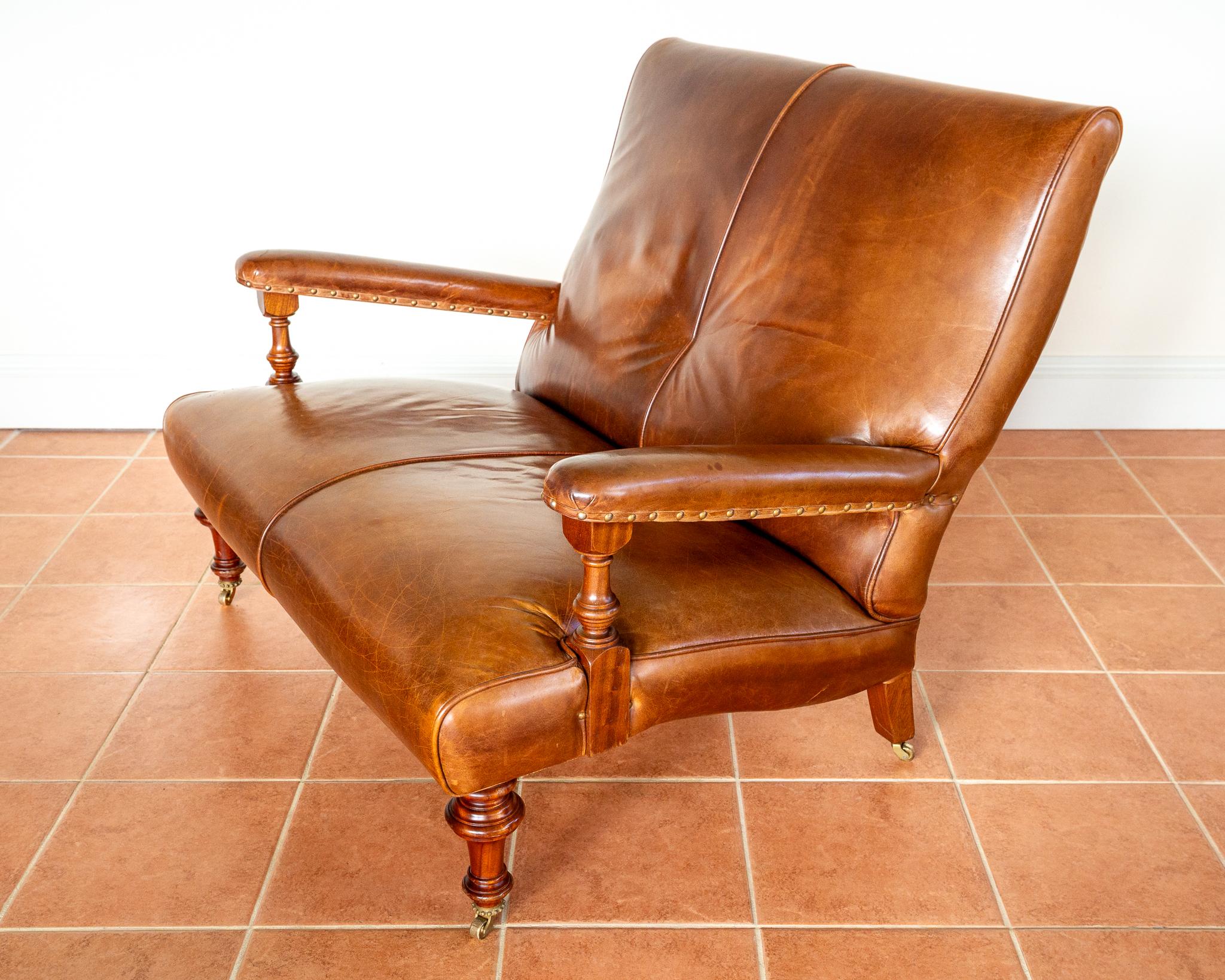 Feines offenes Leder-Bibliotheks-Sofa aus Leder im Stil von Howard Sons, Landhaus (Gedrechselt) im Angebot
