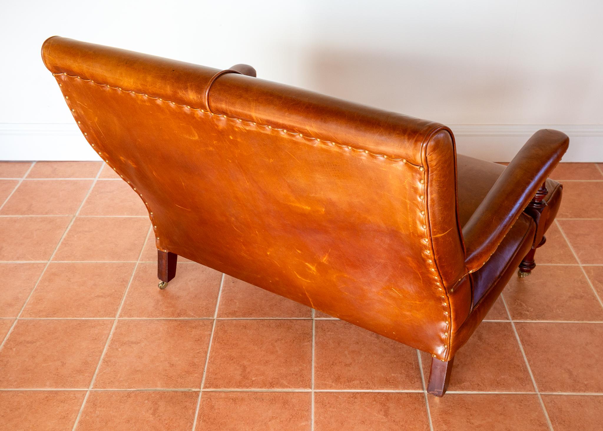 Feines offenes Leder-Bibliotheks-Sofa aus Leder im Stil von Howard Sons, Landhaus (19. Jahrhundert) im Angebot