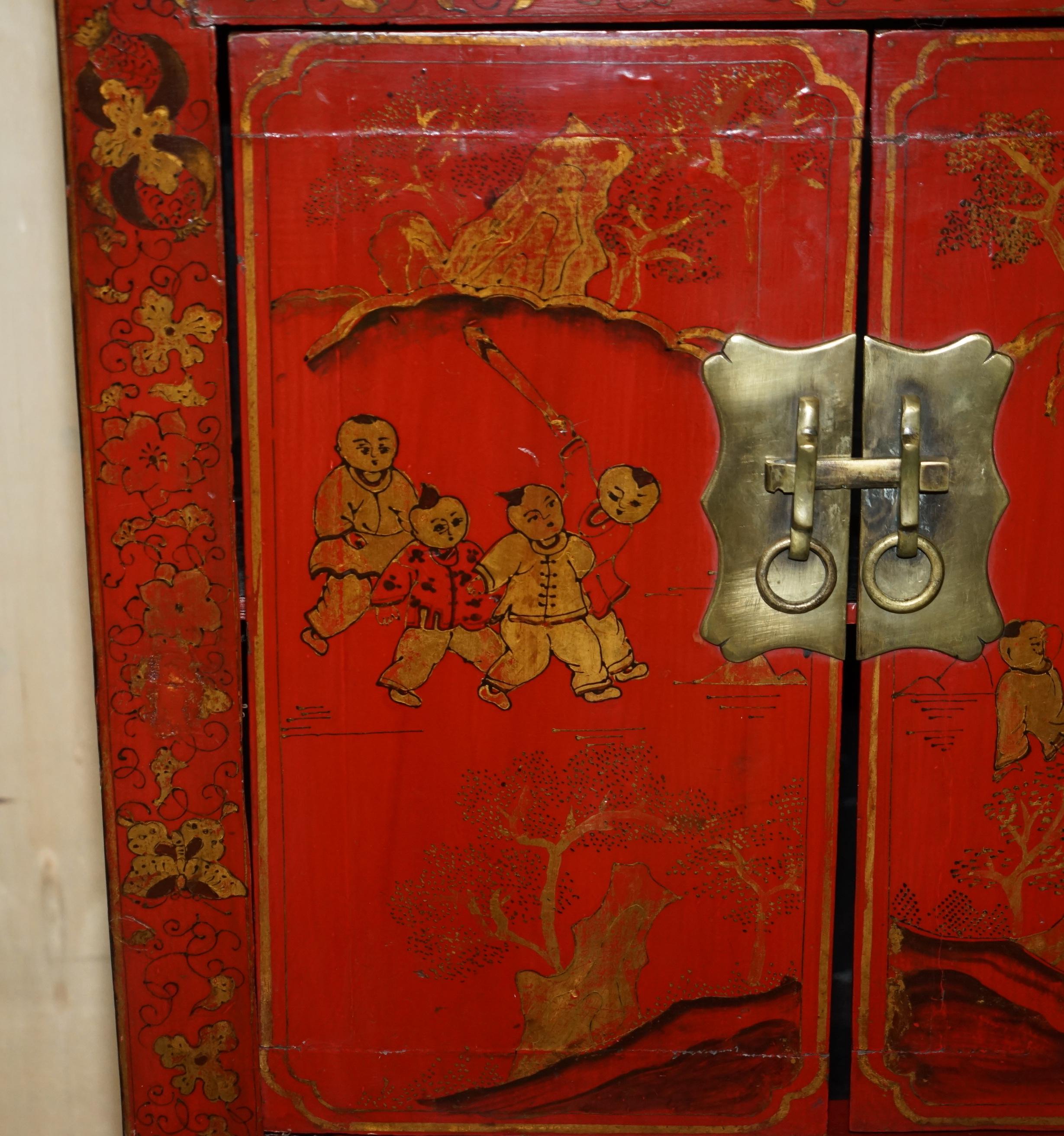 FINE ORIENTAL ANTIQUE CHINESE HAND PAINTED LACQUERED LARGE SiDE TABLE CUPBOARD For Sale 3