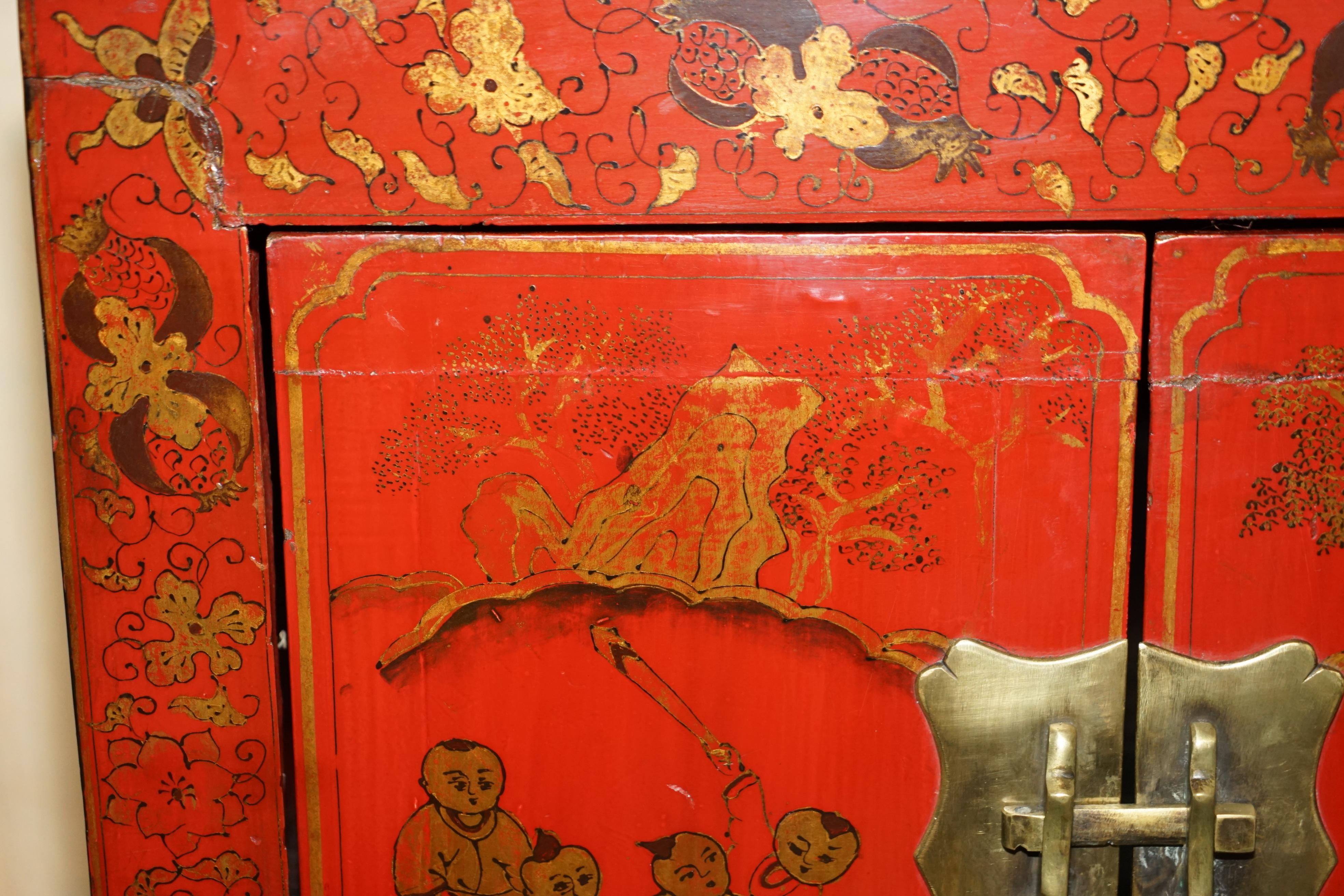FINE ORIENTAL ANTIQUE CHINESE HAND PAINTED LACQUERED LARGE SiDE TABLE CUPBOARD For Sale 4