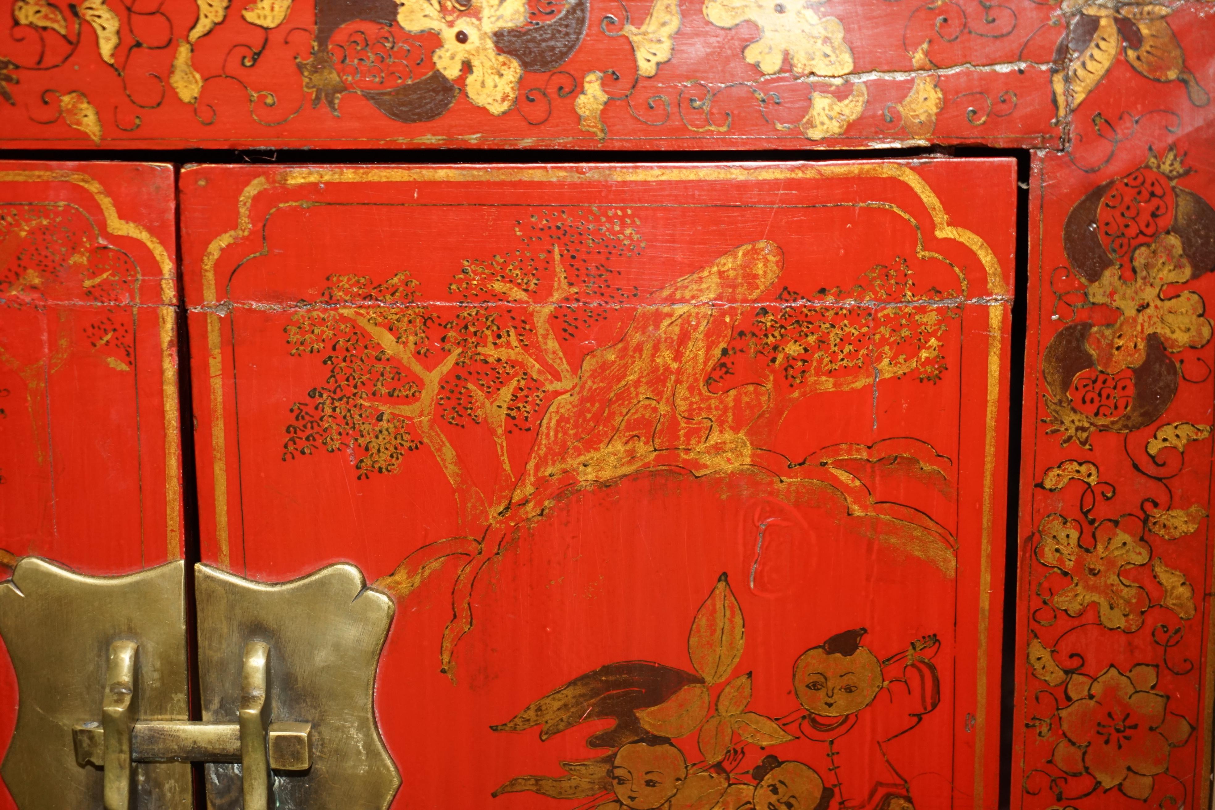FINE ORIENTAL ANTIQUE CHINESE HAND PAINTED LACQUERED LARGE SiDE TABLE CUPBOARD For Sale 5