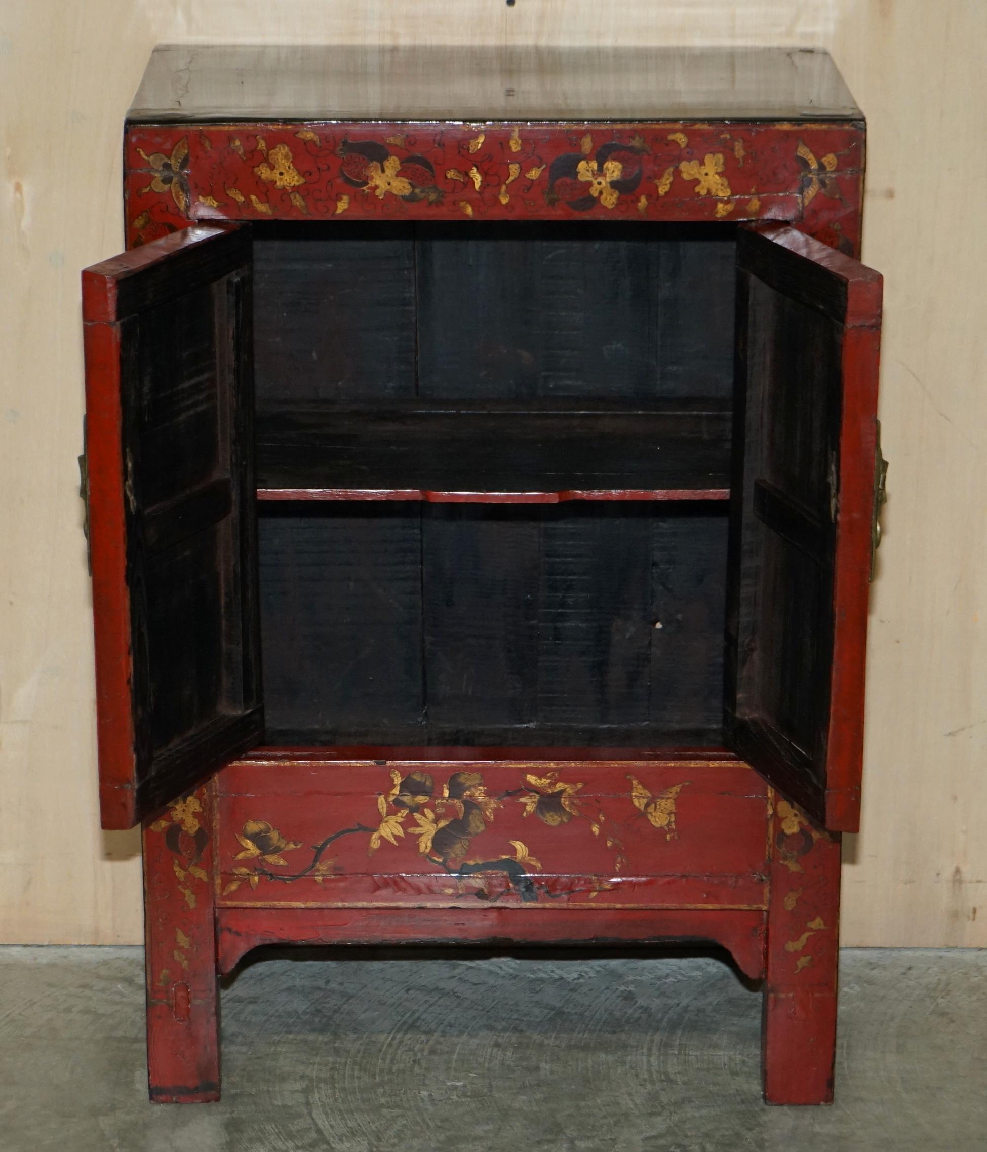 FINE ORIENTAL ANTIQUE CHINESE HAND PAINTED LACQUERED LARGE SiDE TABLE CUPBOARD For Sale 12