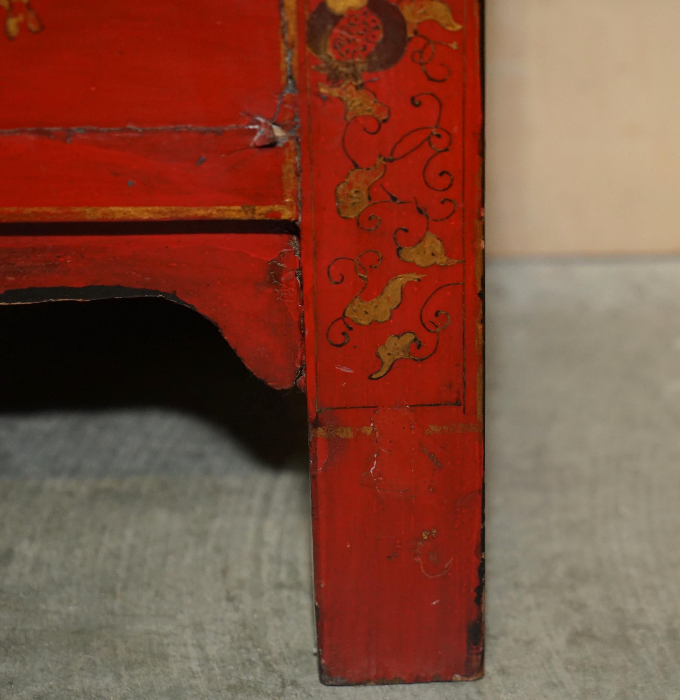 FINE ORIENTAL ANTIQUE CHINESE HAND PAINTED LACQUERED LARGE SiDE TABLE CUPBOARD For Sale 2