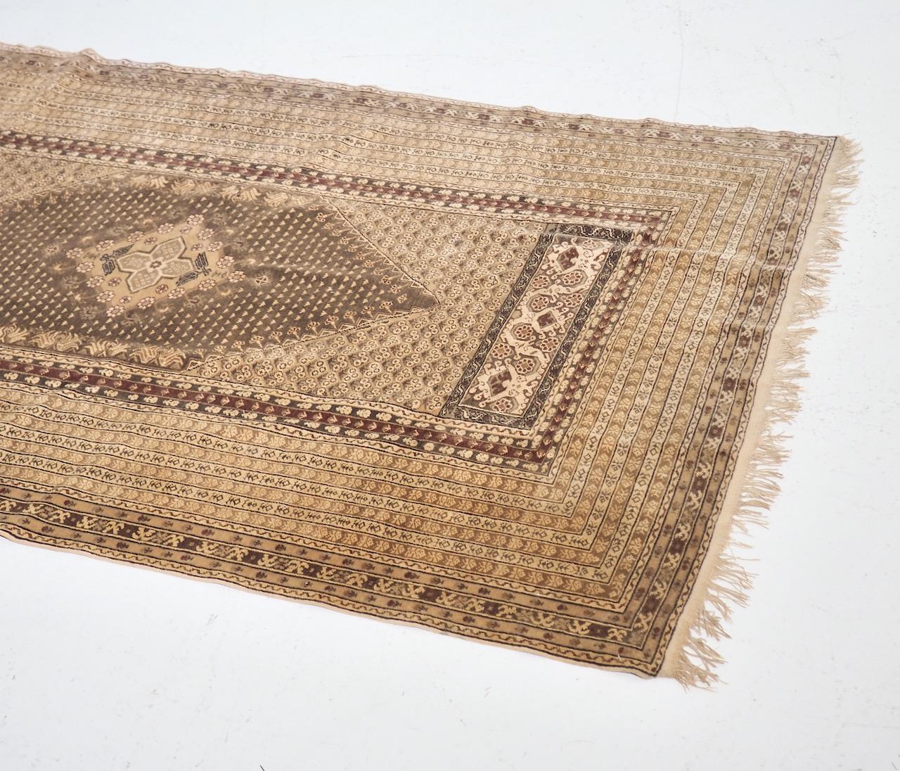 Fine Oriental Carpet For Sale 1