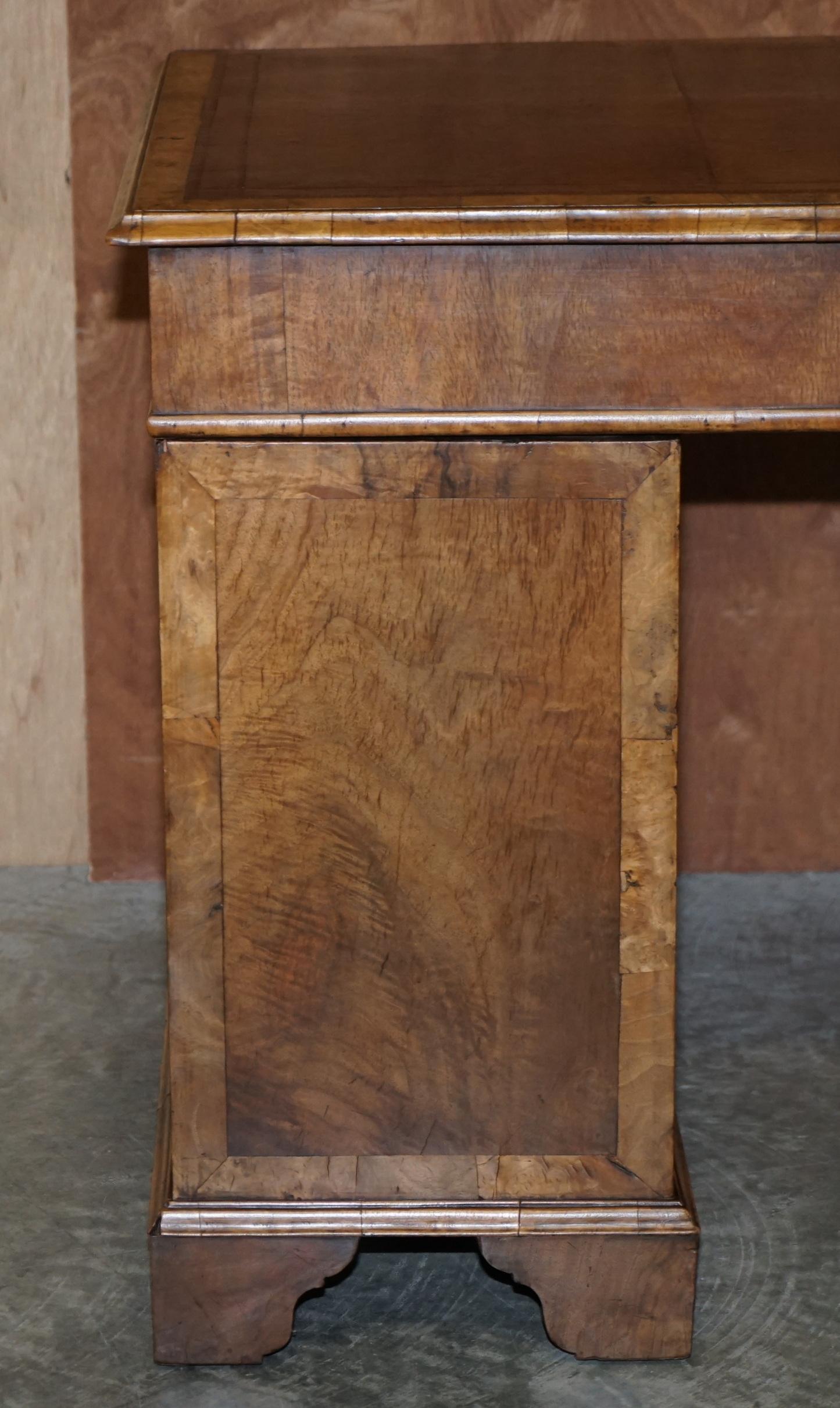 Original antiker viktorianischer Schreibtisch aus Wurzelnussholz und braunem Leder mit zwei Sockeln, Original im Angebot 4