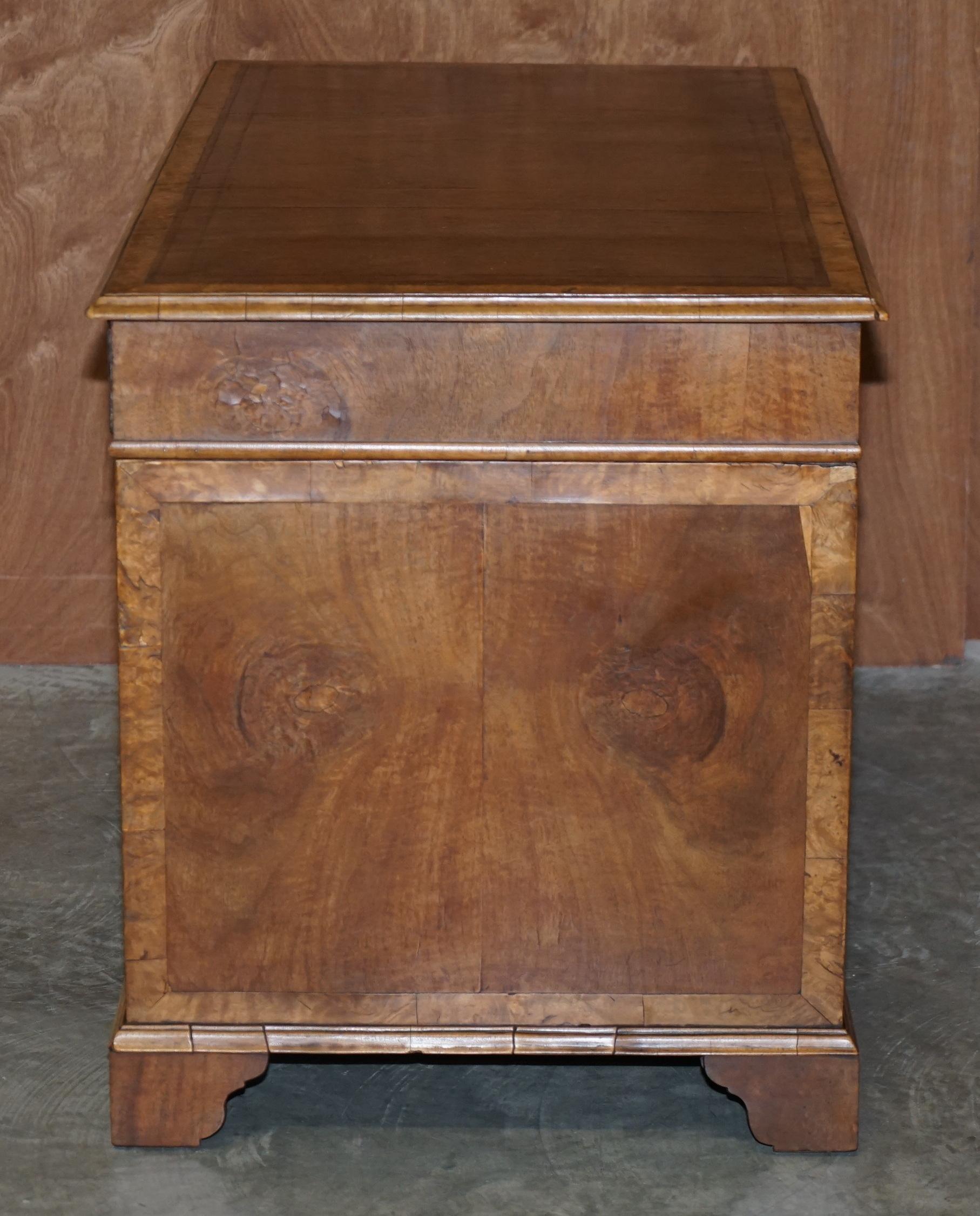Original antiker viktorianischer Schreibtisch aus Wurzelnussholz und braunem Leder mit zwei Sockeln, Original im Angebot 5