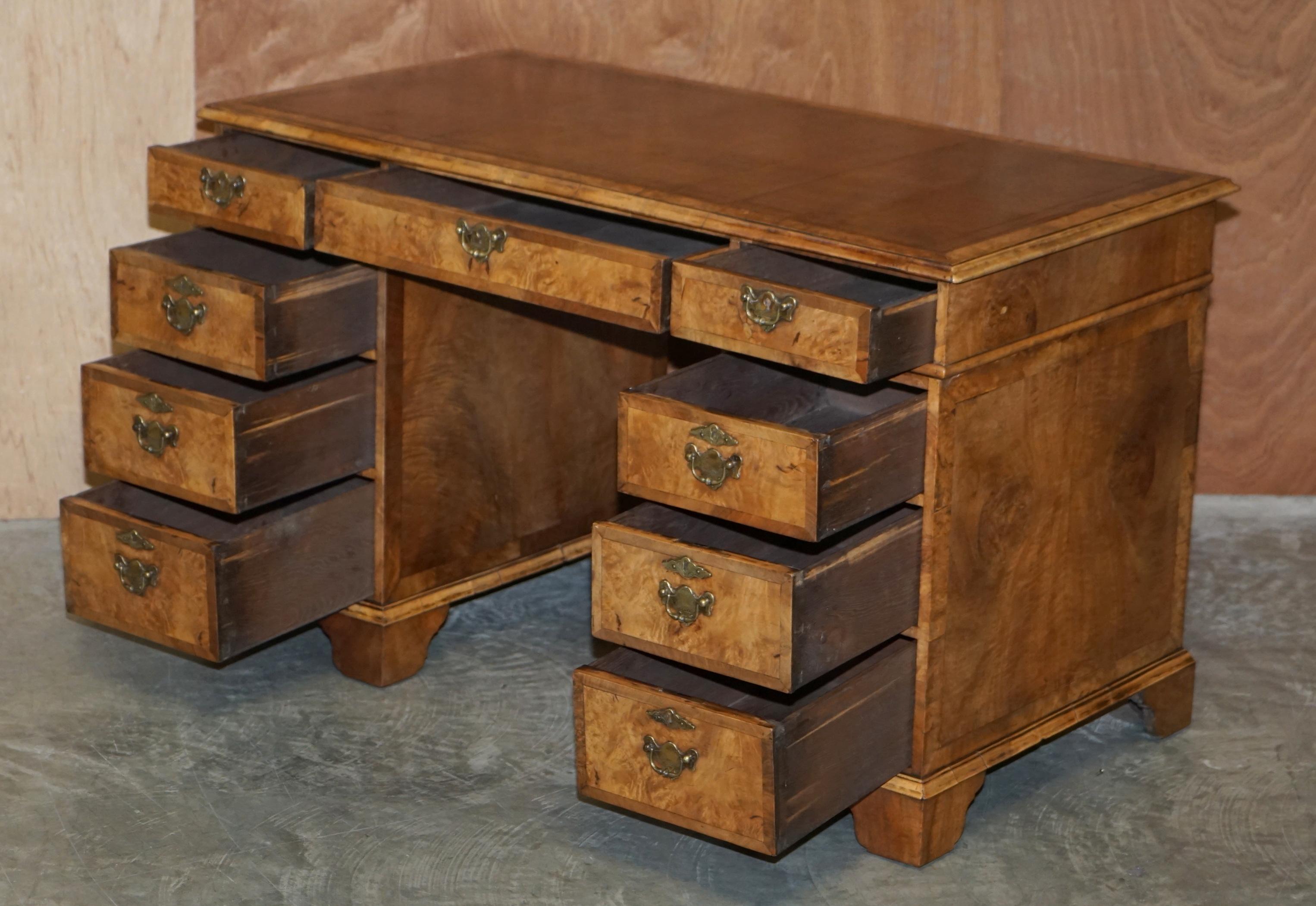 Original antiker viktorianischer Schreibtisch aus Wurzelnussholz und braunem Leder mit zwei Sockeln, Original im Angebot 6
