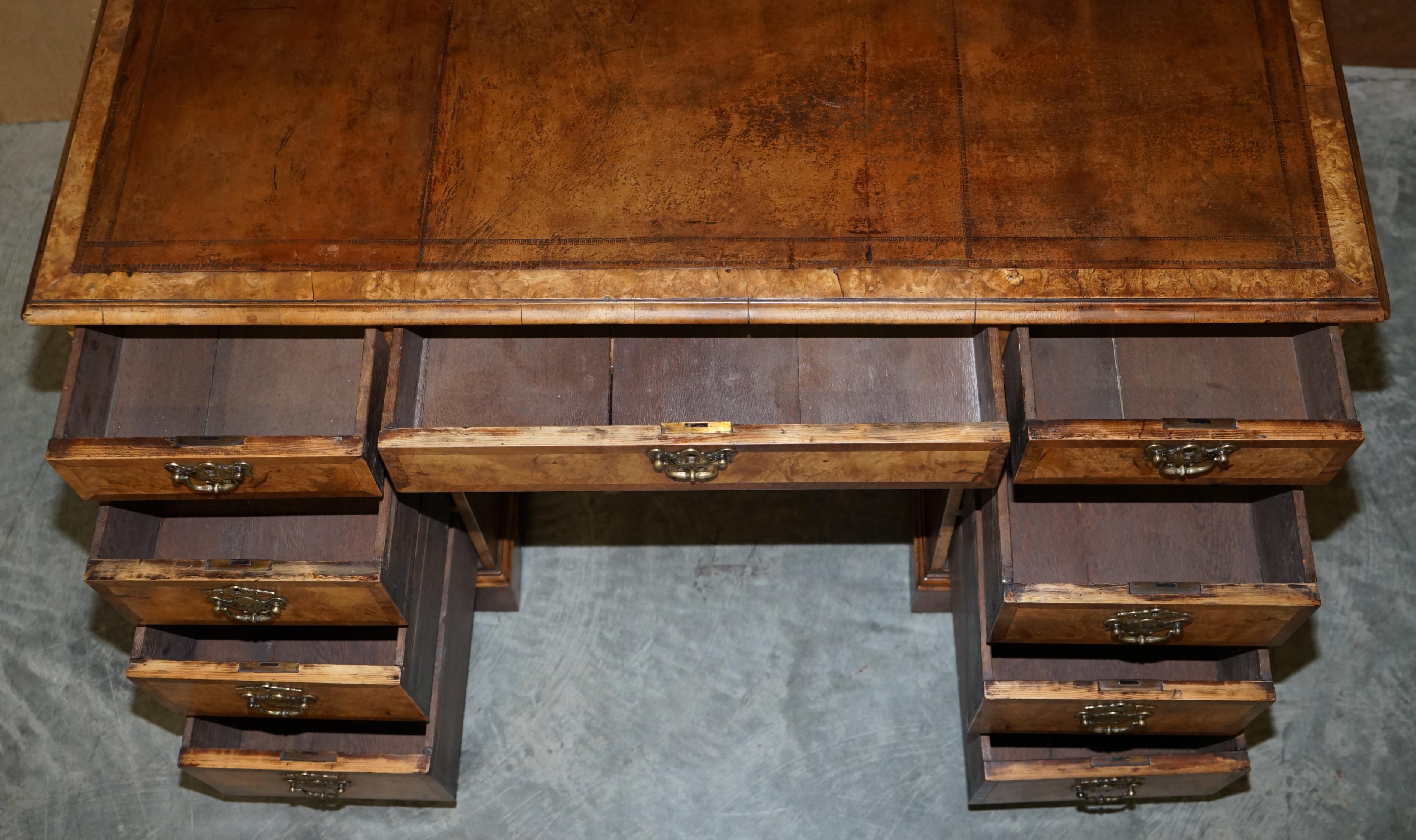 Original antiker viktorianischer Schreibtisch aus Wurzelnussholz und braunem Leder mit zwei Sockeln, Original im Angebot 7