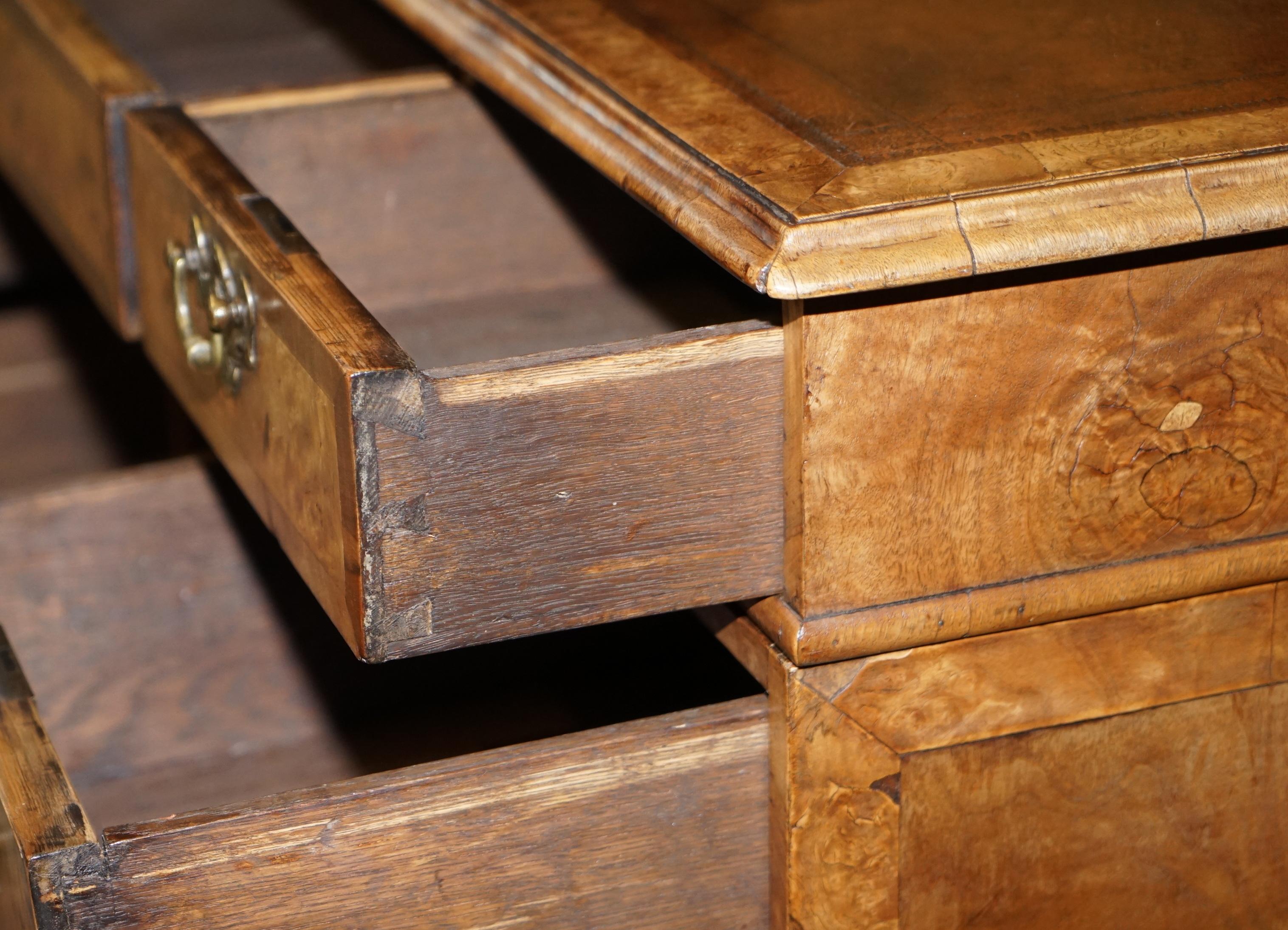 Original antiker viktorianischer Schreibtisch aus Wurzelnussholz und braunem Leder mit zwei Sockeln, Original im Angebot 8