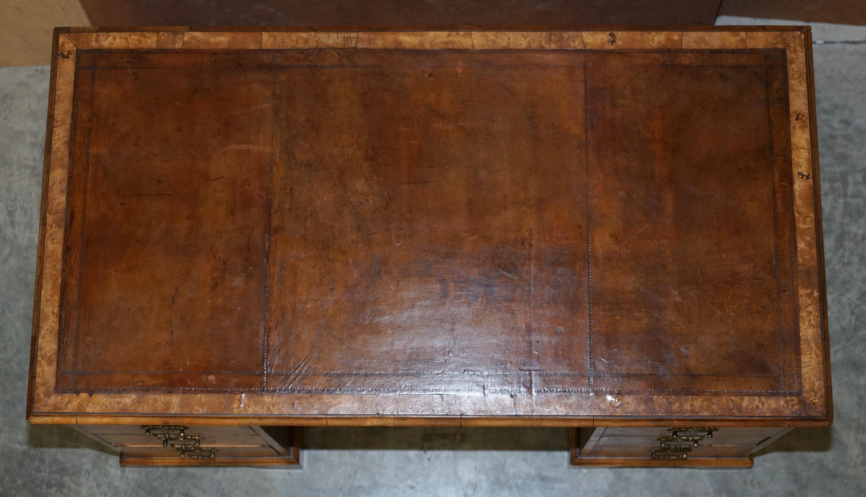 Original antiker viktorianischer Schreibtisch aus Wurzelnussholz und braunem Leder mit zwei Sockeln, Original im Angebot 9