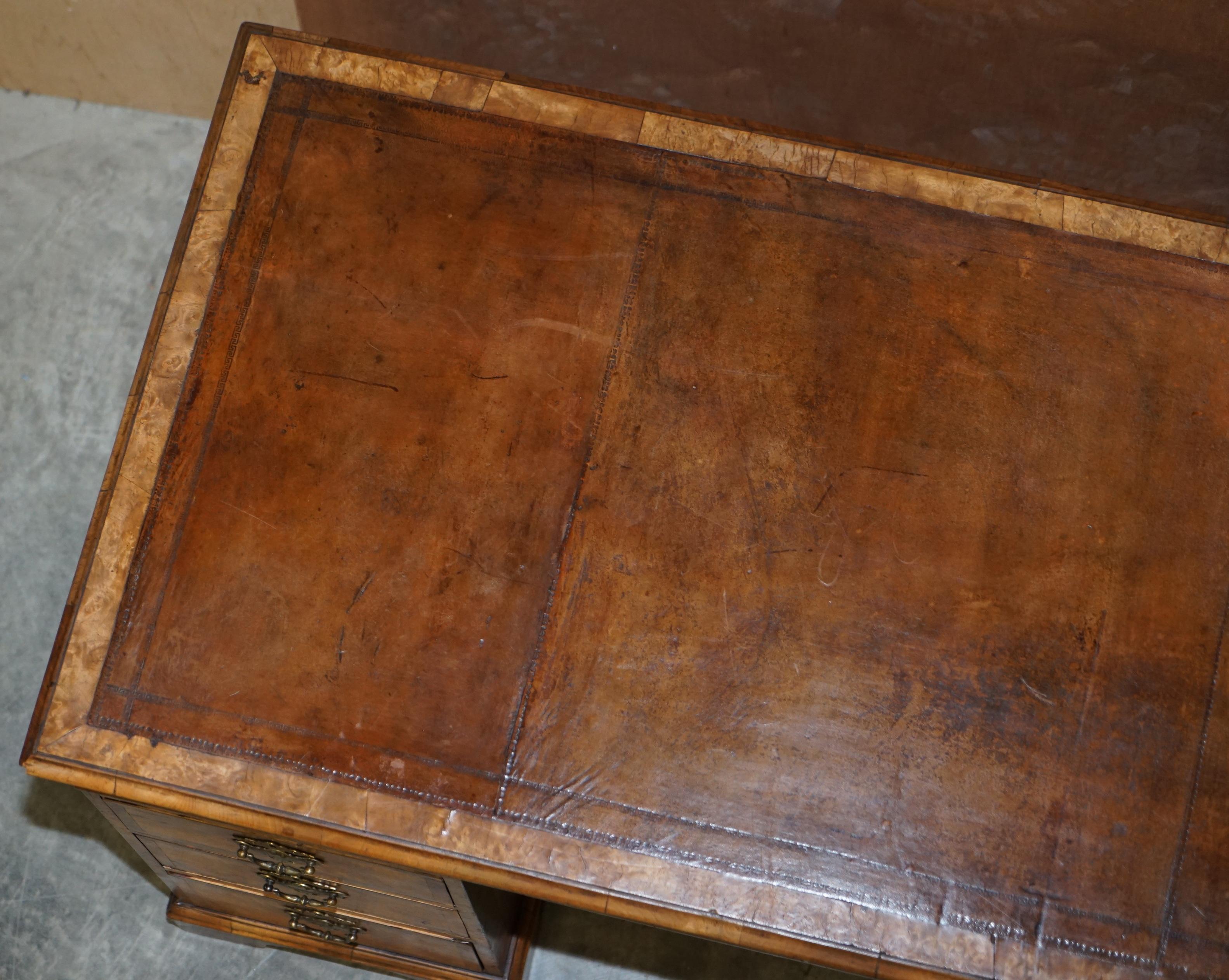 Original antiker viktorianischer Schreibtisch aus Wurzelnussholz und braunem Leder mit zwei Sockeln, Original im Angebot 10