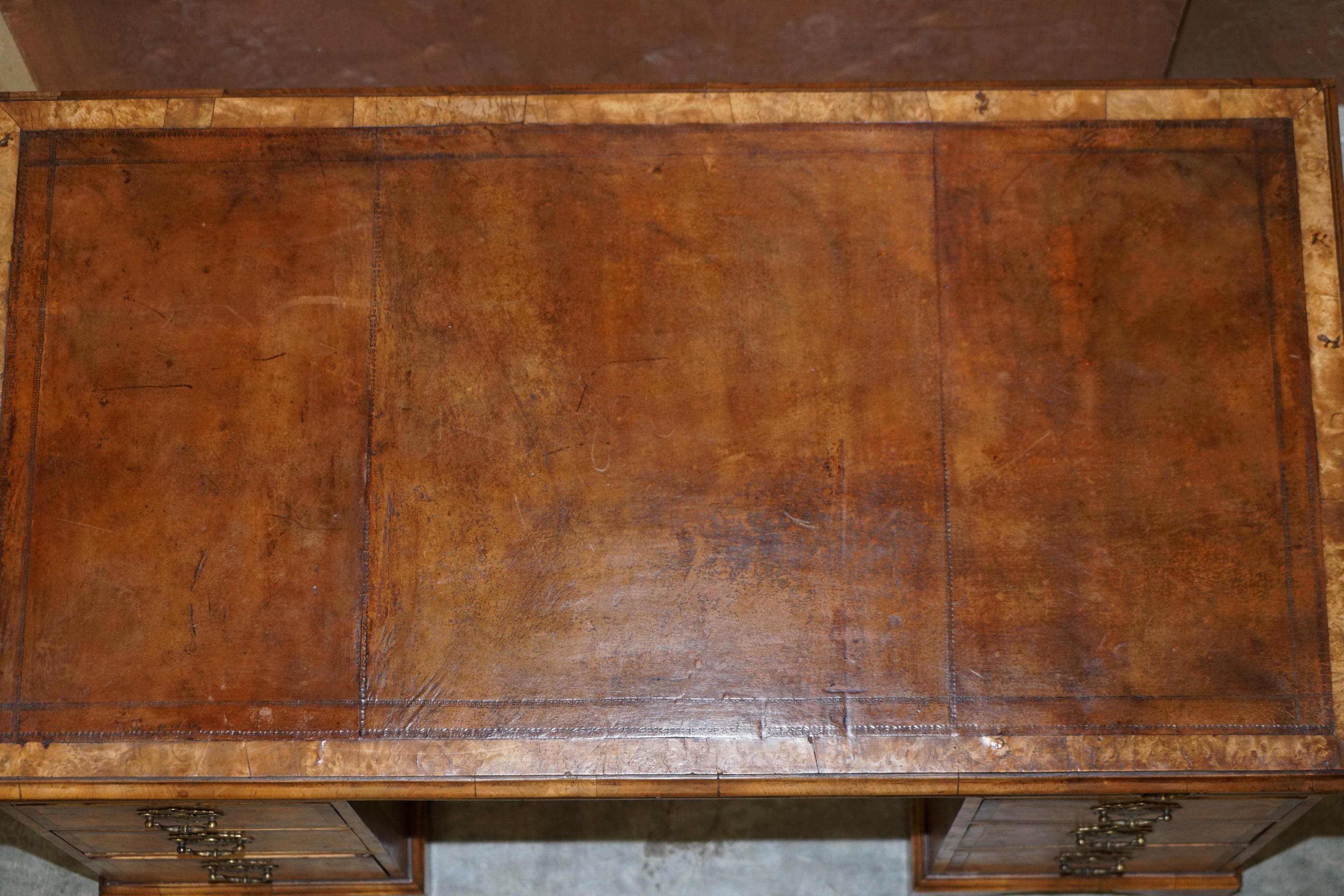 Original antiker viktorianischer Schreibtisch aus Wurzelnussholz und braunem Leder mit zwei Sockeln, Original im Angebot 11