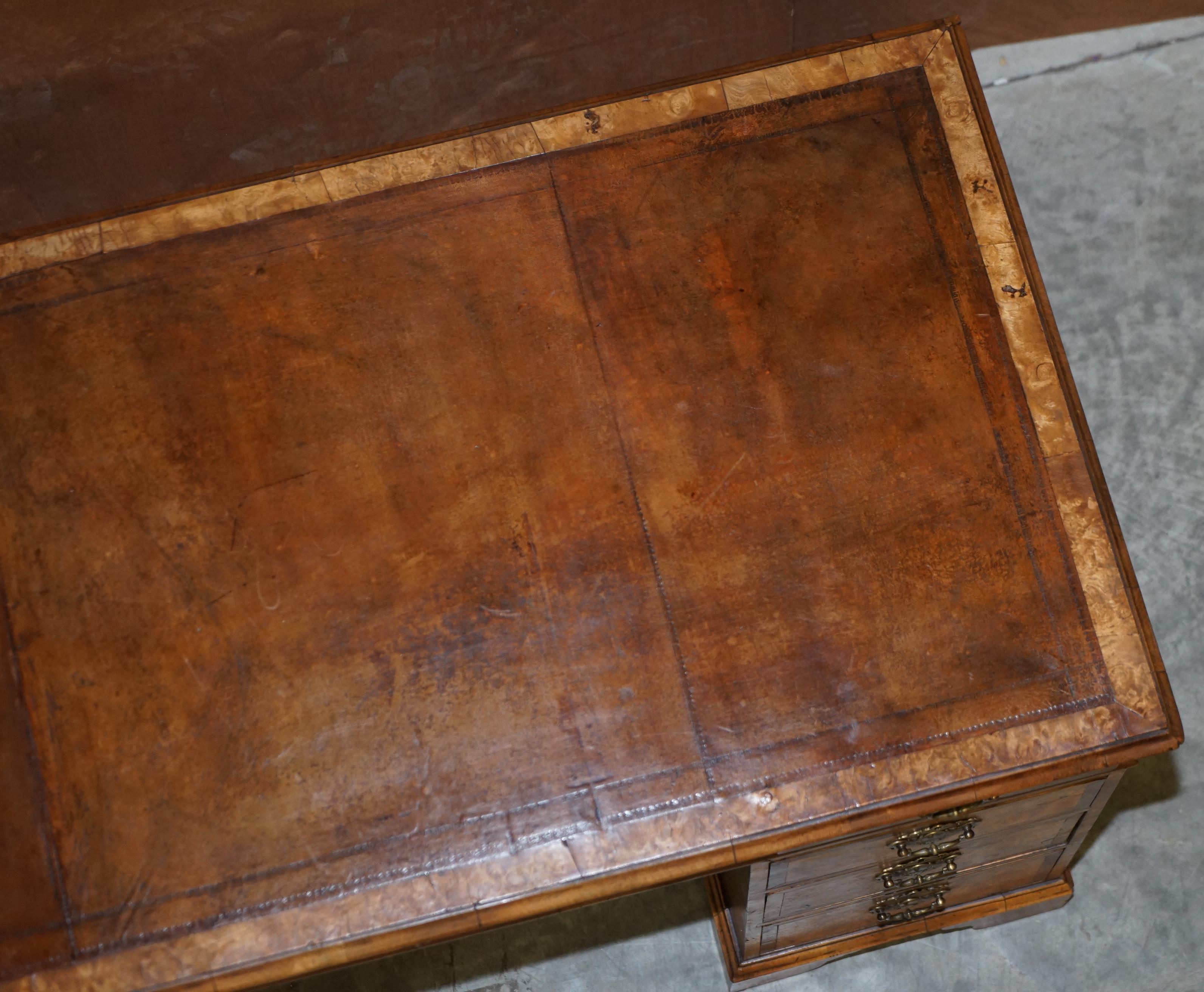 Fine bureau d'origine victorien ancien à deux piédestaux en ronce de noyer et cuir brun en vente 11