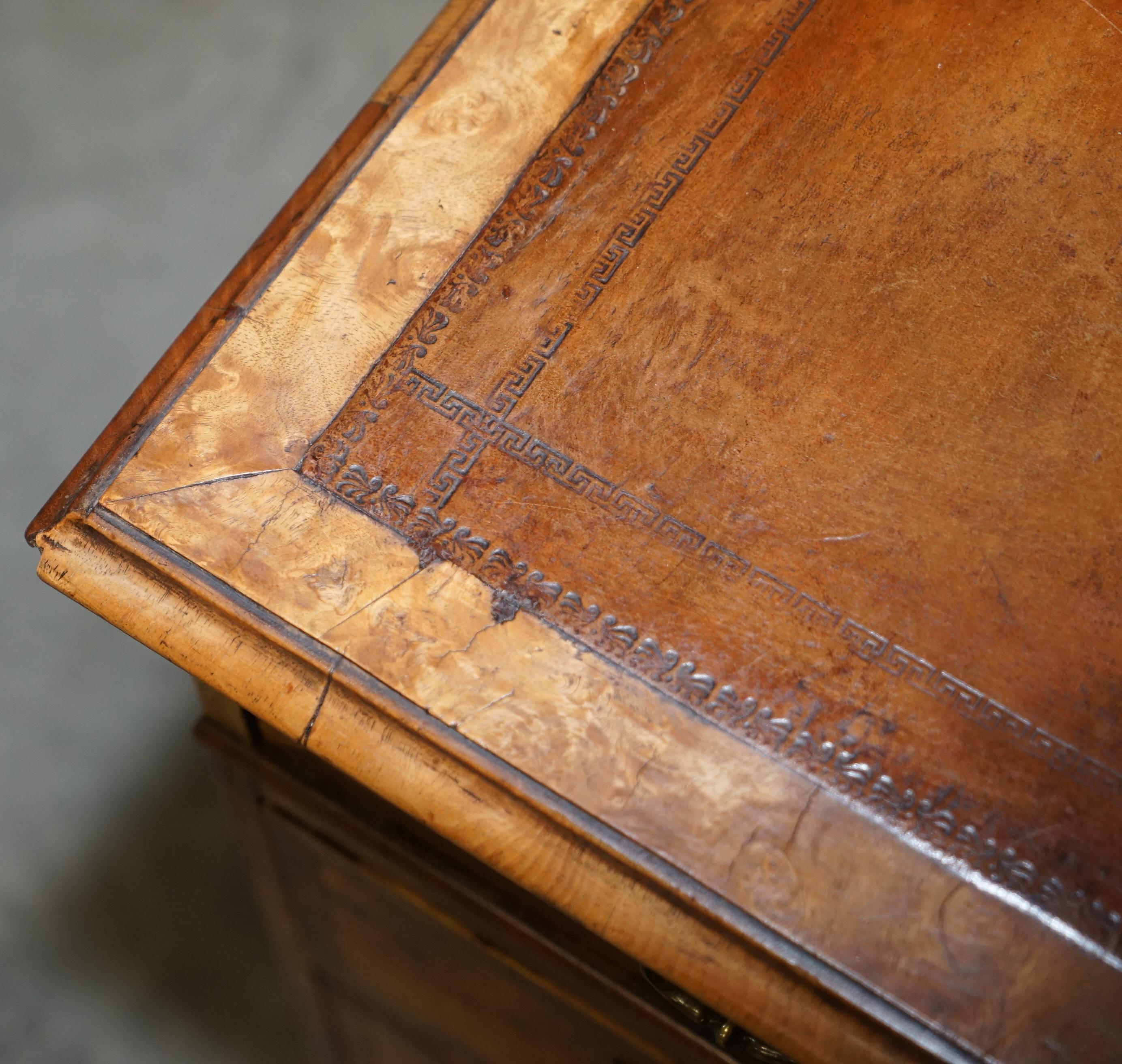 Original antiker viktorianischer Schreibtisch aus Wurzelnussholz und braunem Leder mit zwei Sockeln, Original im Angebot 13