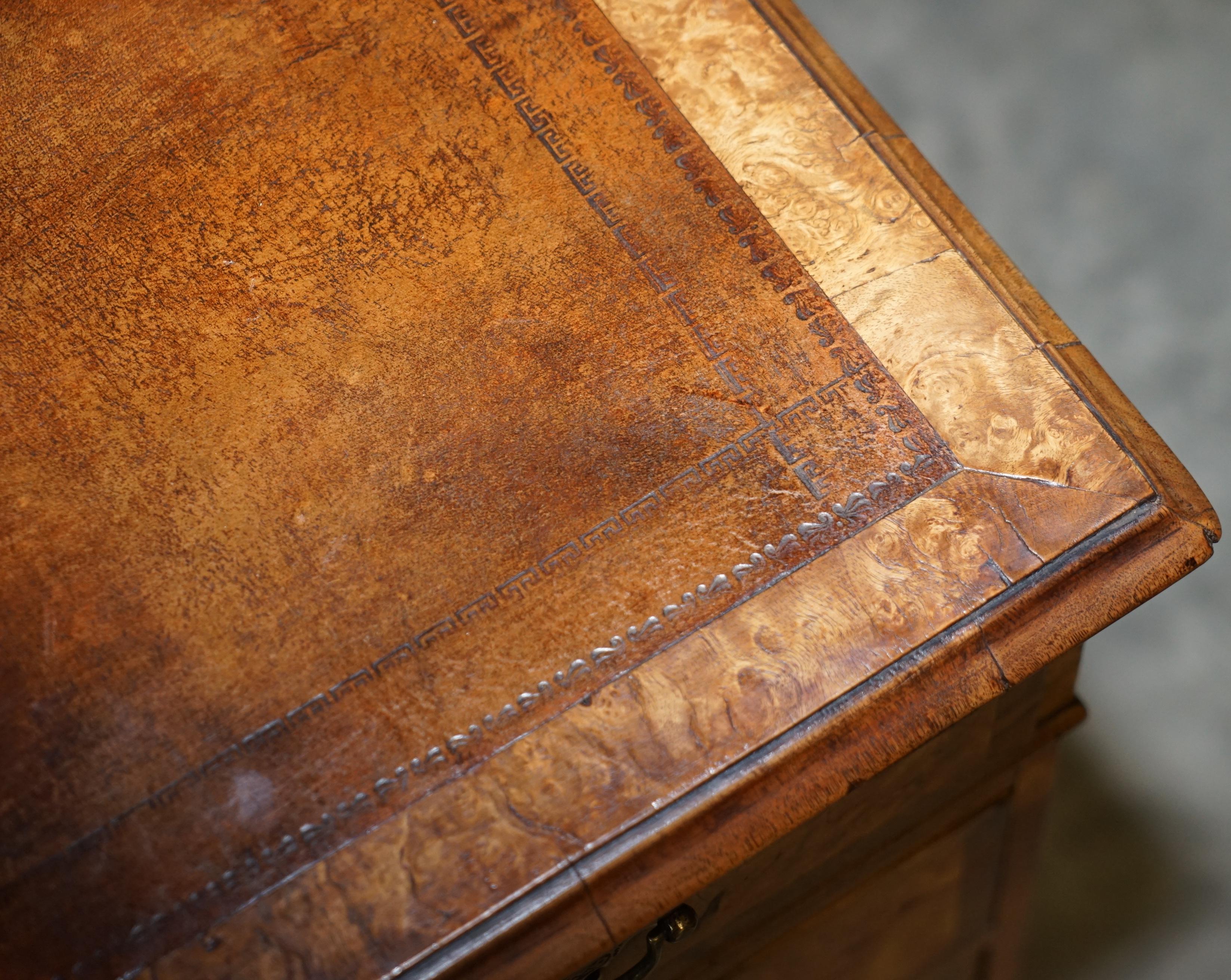 Original antiker viktorianischer Schreibtisch aus Wurzelnussholz und braunem Leder mit zwei Sockeln, Original im Angebot 14