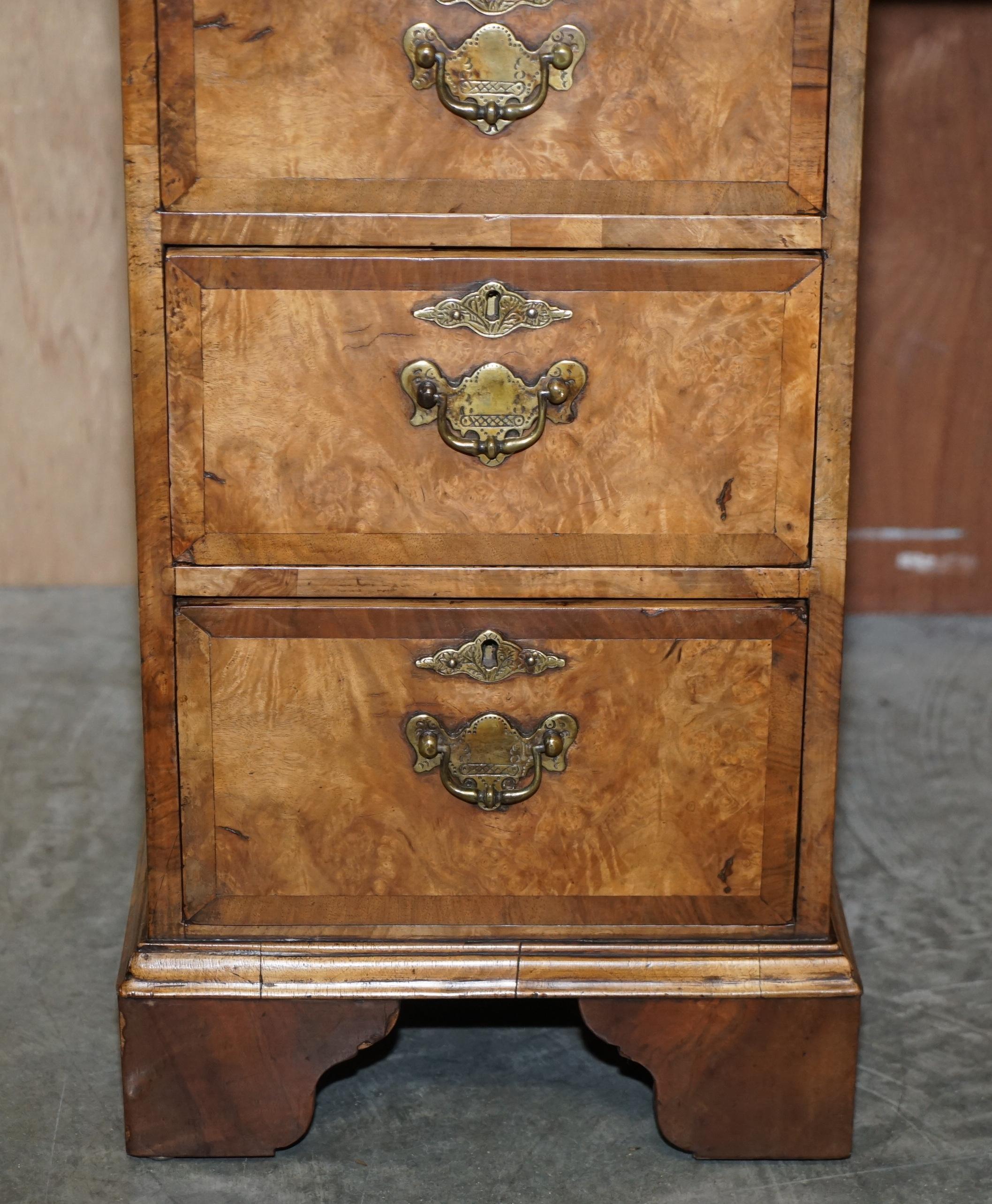 Original antiker viktorianischer Schreibtisch aus Wurzelnussholz und braunem Leder mit zwei Sockeln, Original (Handgefertigt) im Angebot