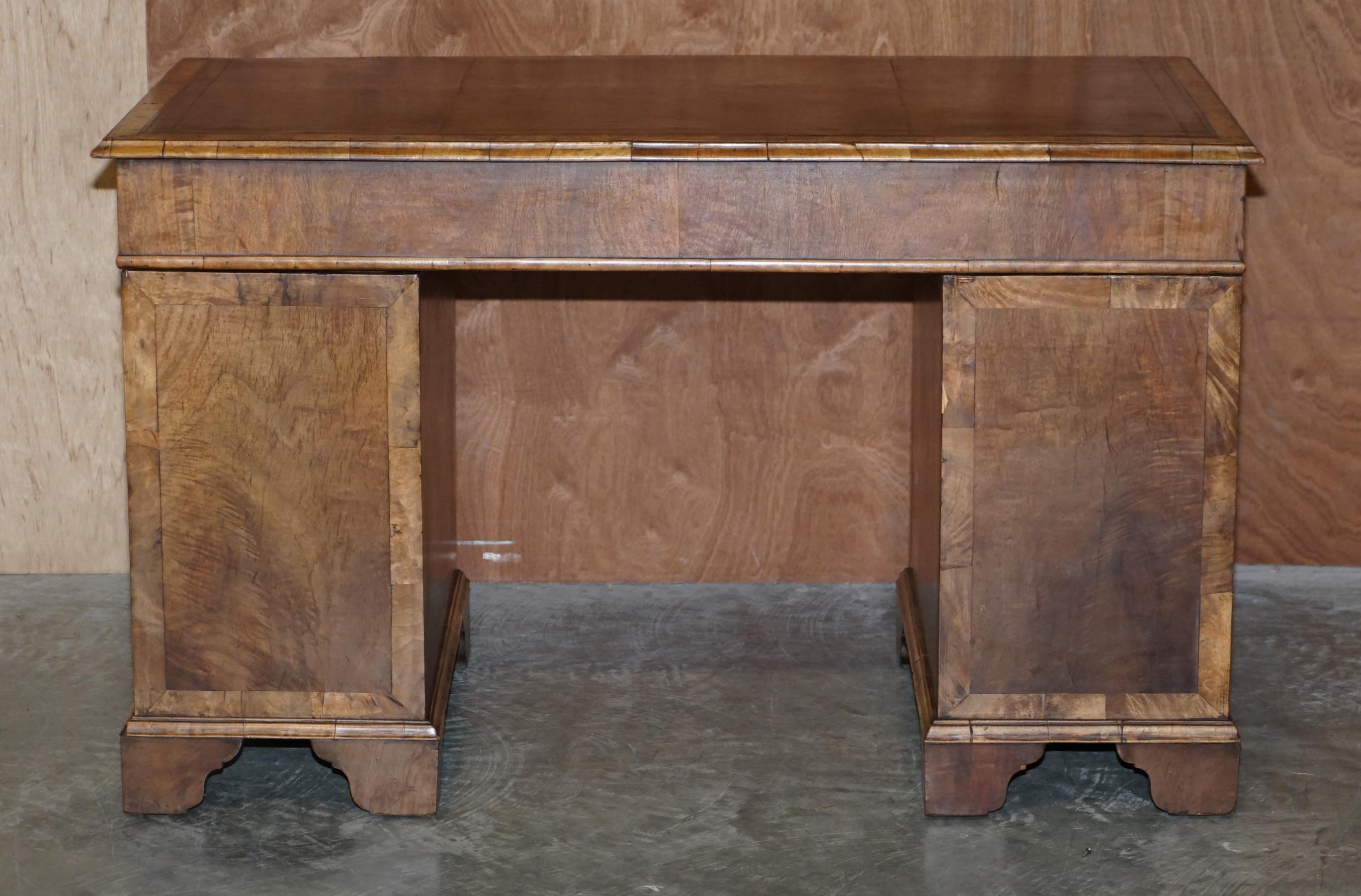 Original antiker viktorianischer Schreibtisch aus Wurzelnussholz und braunem Leder mit zwei Sockeln, Original im Angebot 3
