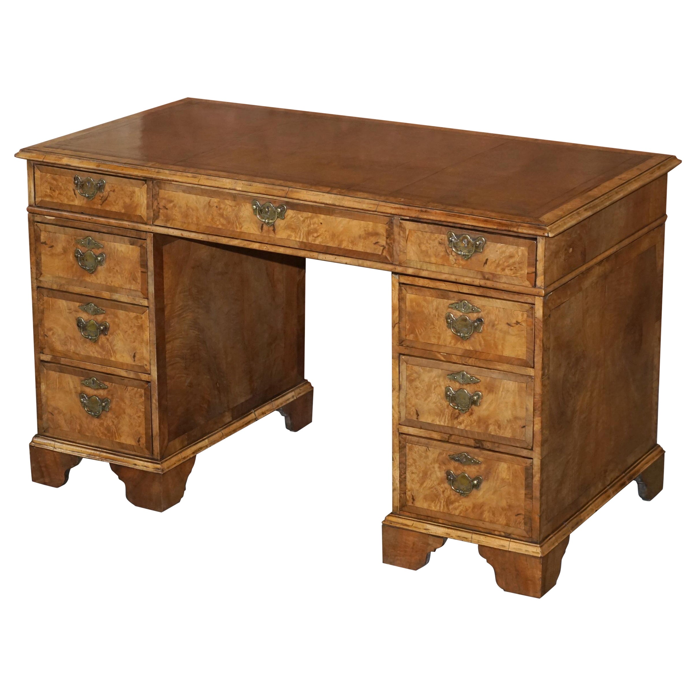 Fine bureau d'origine victorien ancien à deux piédestaux en ronce de noyer et cuir brun en vente