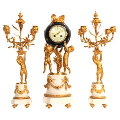 Ensemble d'horloges chérubin en bronze doré et marbre de H Luppens Paris