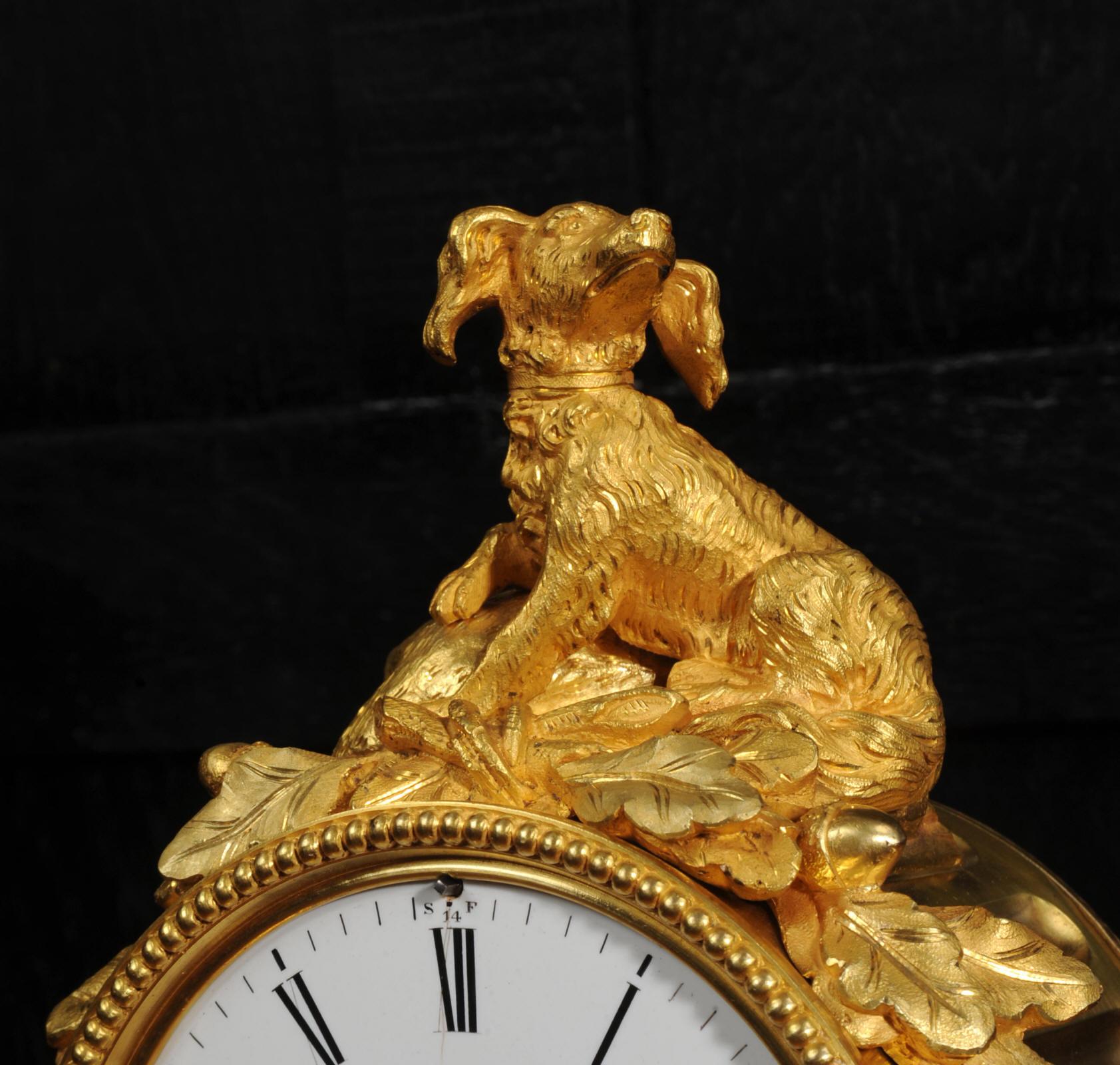 Raffinato orologio francese antico in porcellana di Sèvres e Ormolu - Cane da tiro in vendita 3