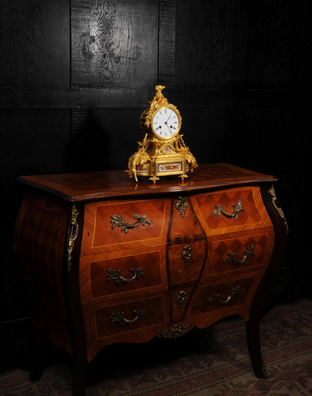 Raffinato orologio francese antico in porcellana di Sèvres e Ormolu - Cane da tiro in vendita 4