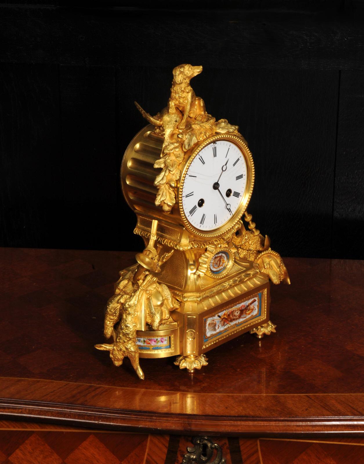 Raffinato orologio francese antico in porcellana di Sèvres e Ormolu - Cane da tiro in vendita 5