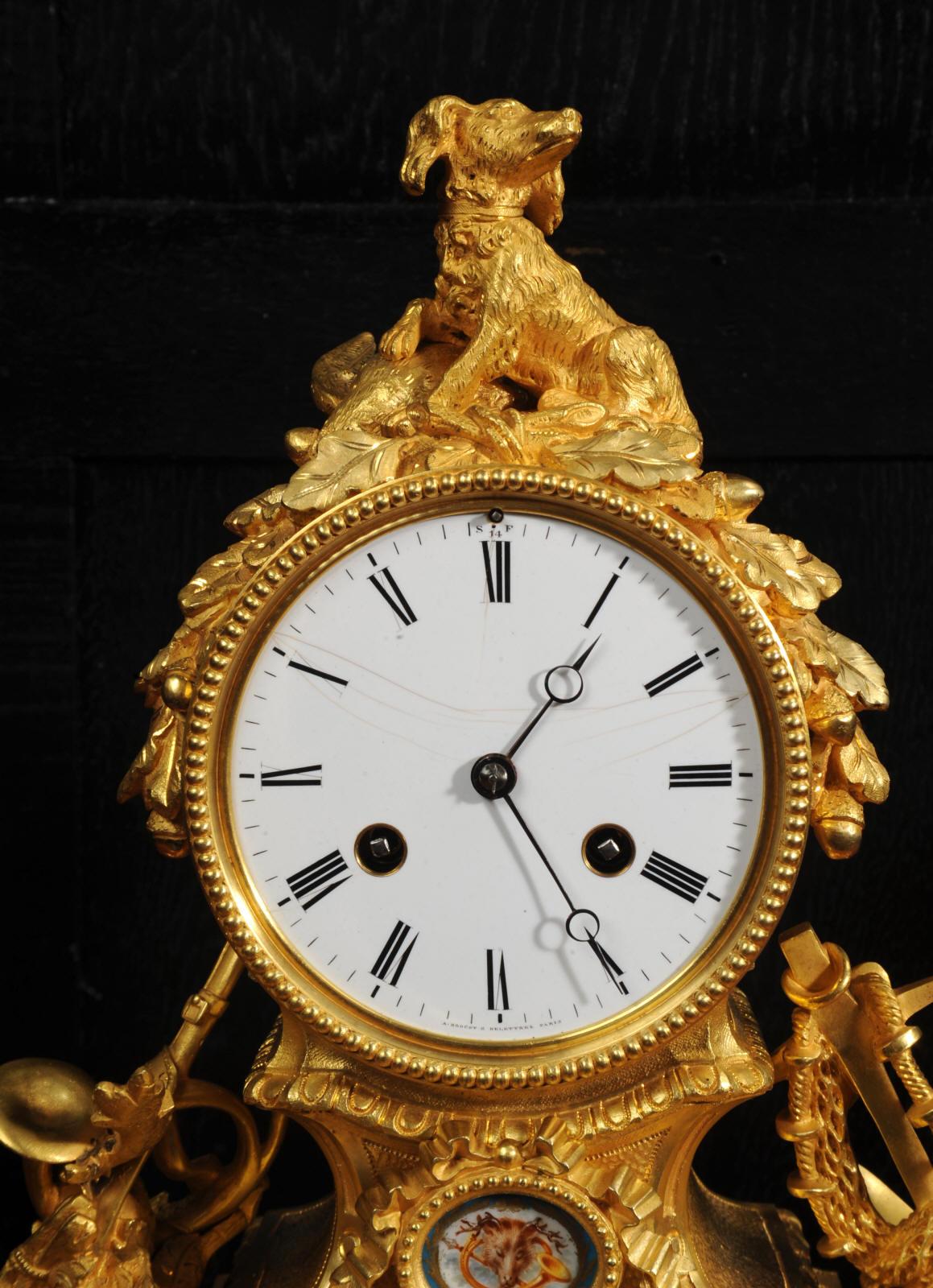 Raffinato orologio francese antico in porcellana di Sèvres e Ormolu - Cane da tiro in vendita 6