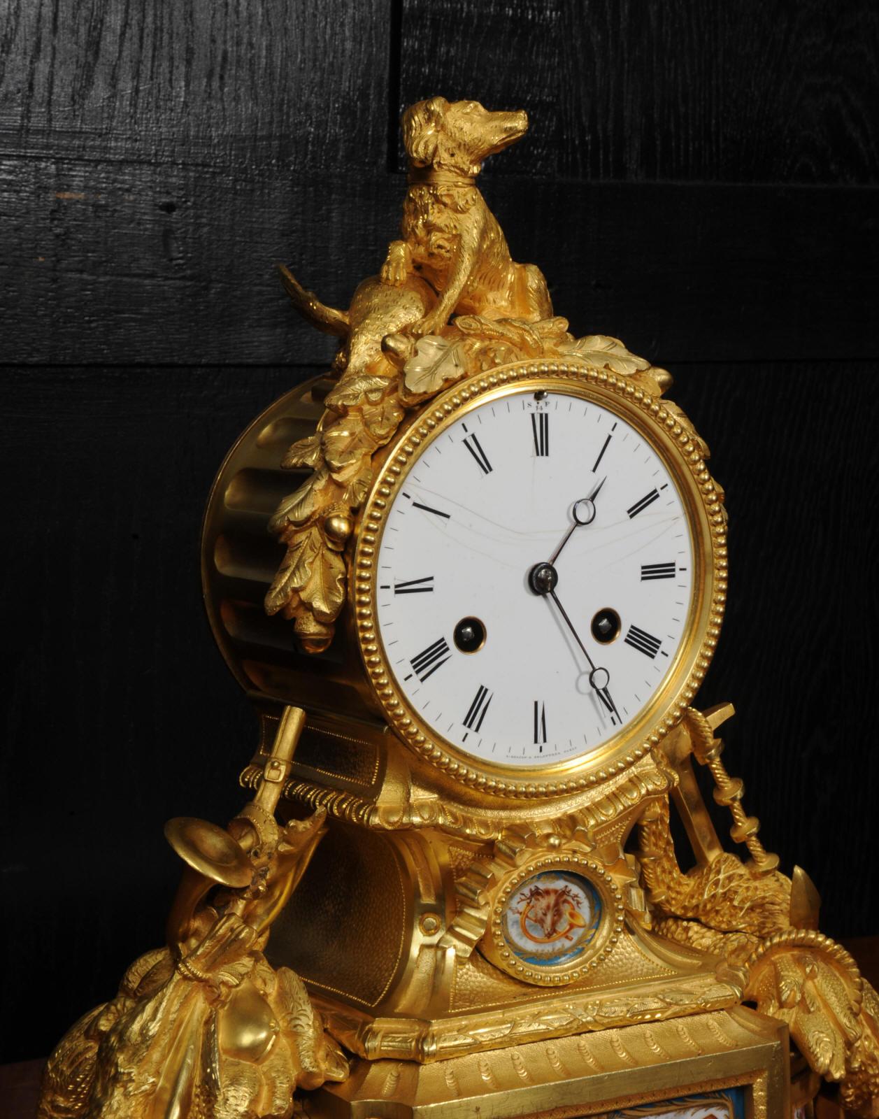 Raffinato orologio francese antico in porcellana di Sèvres e Ormolu - Cane da tiro in vendita 7