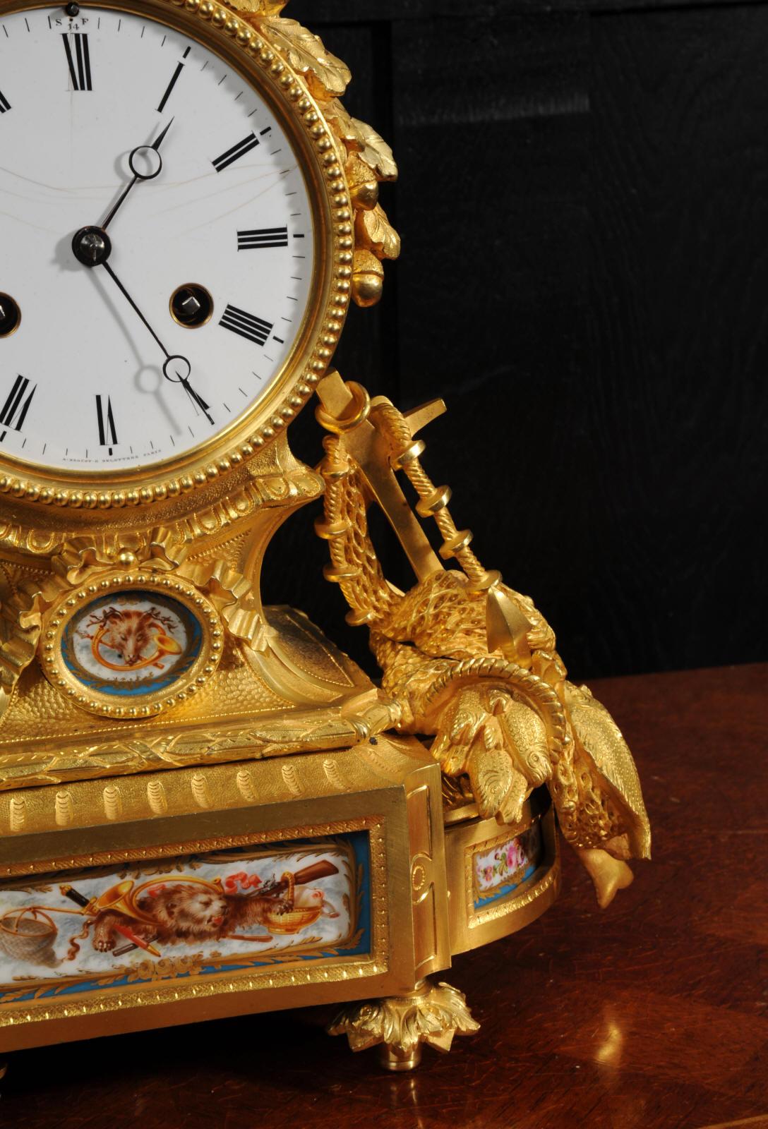 Raffinato orologio francese antico in porcellana di Sèvres e Ormolu - Cane da tiro in vendita 8